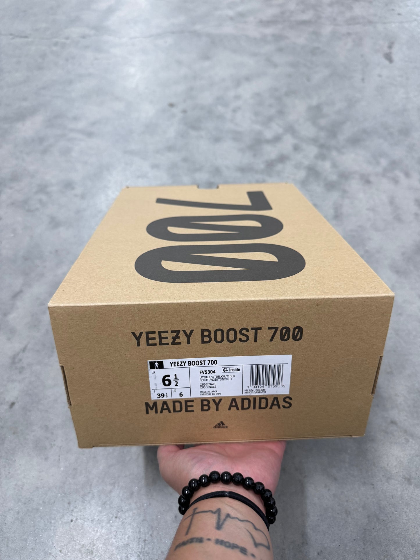 ADIDAS YEEZY BOOST 700 “ Utility Black “