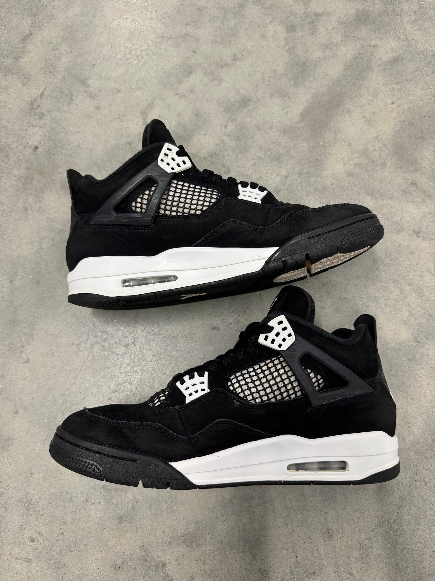 JORDAN 4 “ White Thunder “