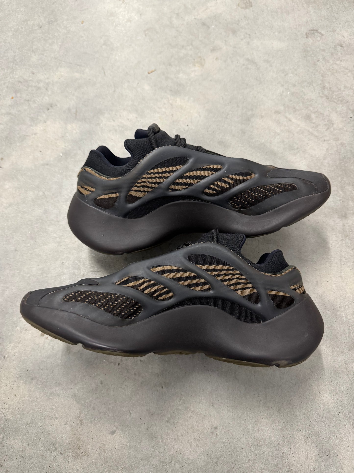 YEEZY 700 “ Clay Brown “
