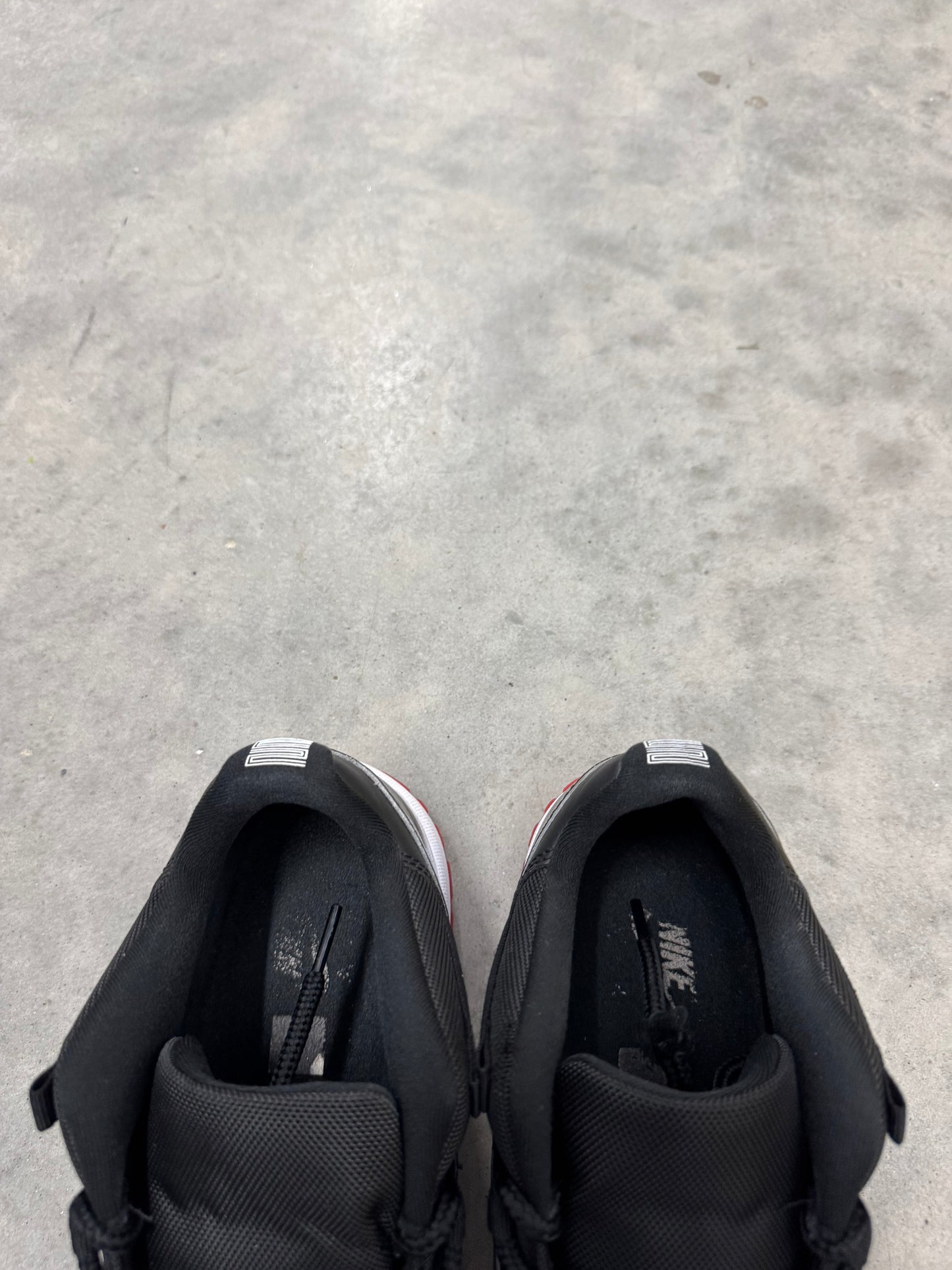 JORDAN 11 LOW “ Bred “