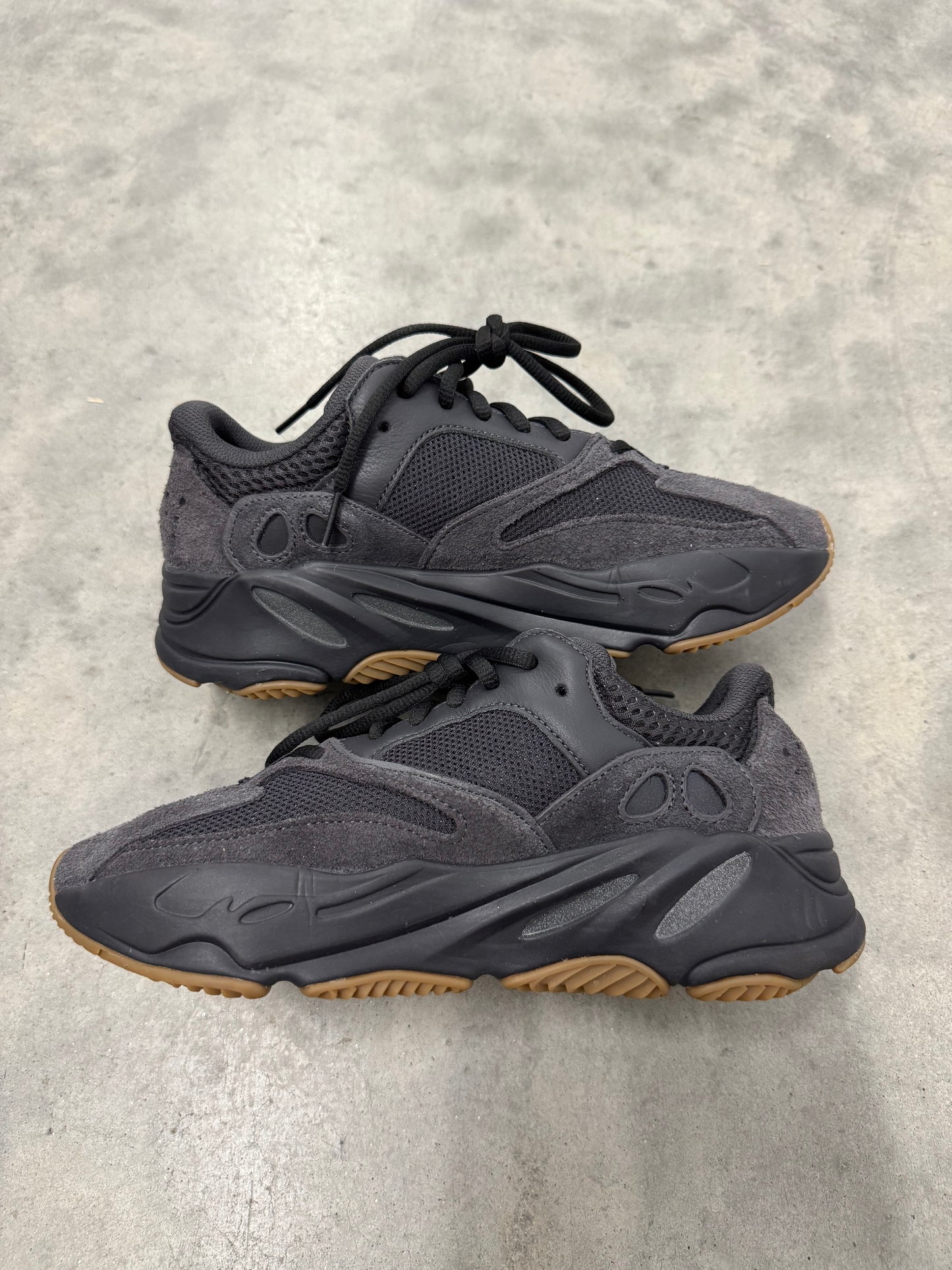 ADIDAS YEEZY BOOST 700 “ Utility Black “