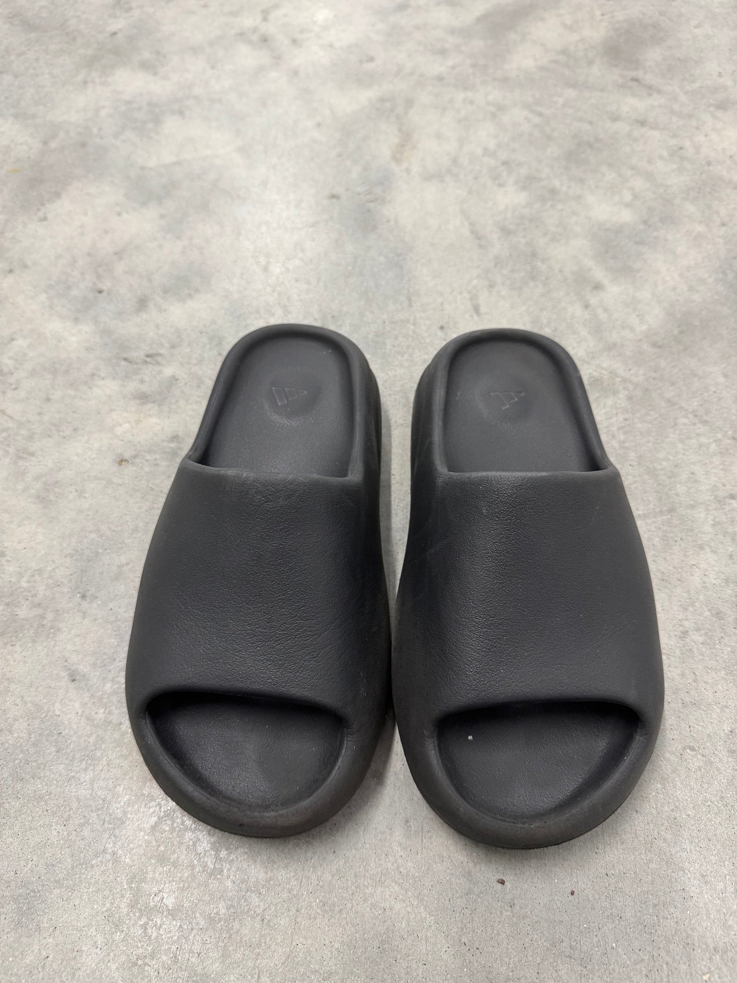 YEEZY SLIDE “ Dark Onyx “