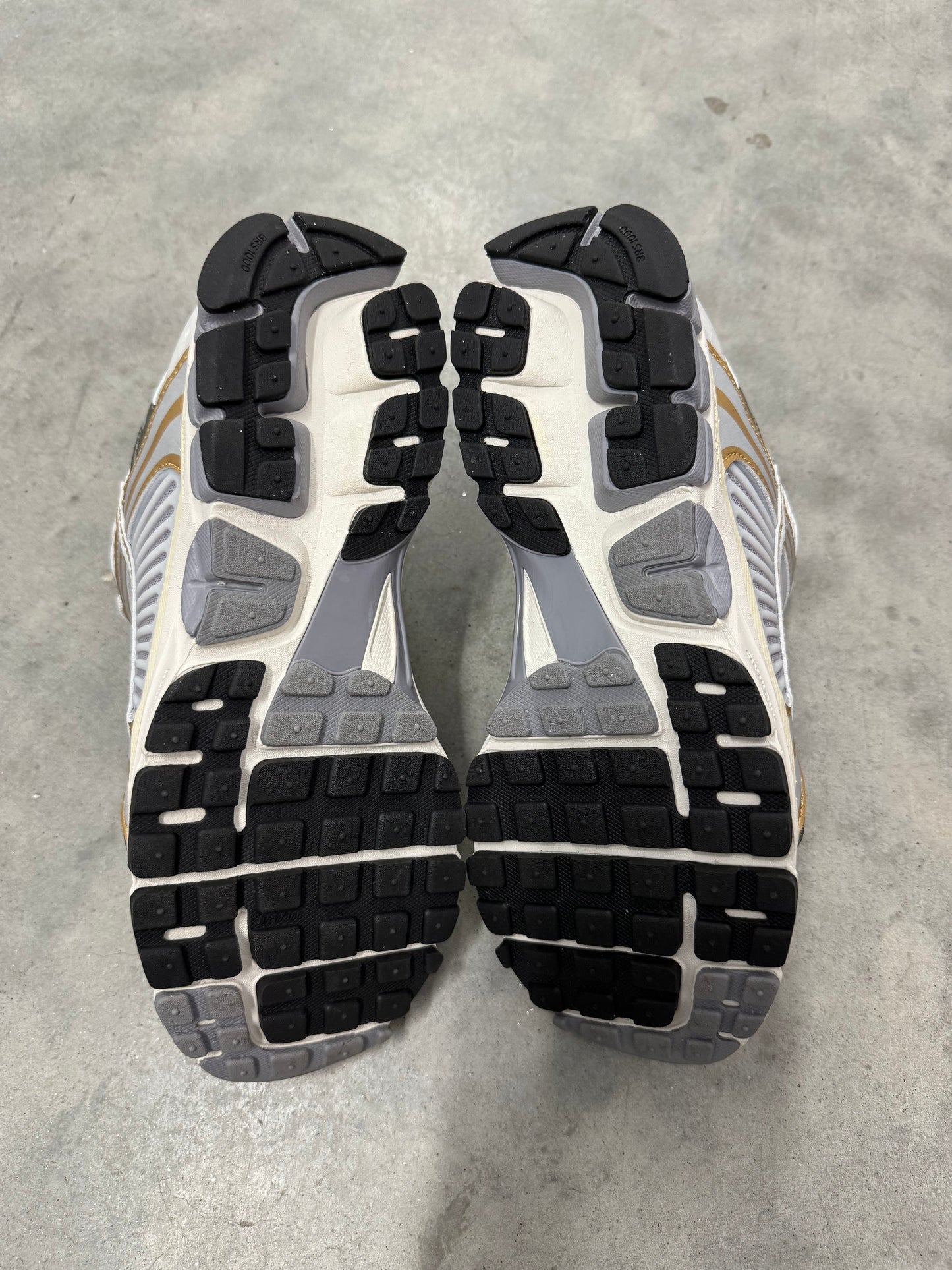 NIKE ZOOM VOMERO 5 “ Metallic Pewter Gold “