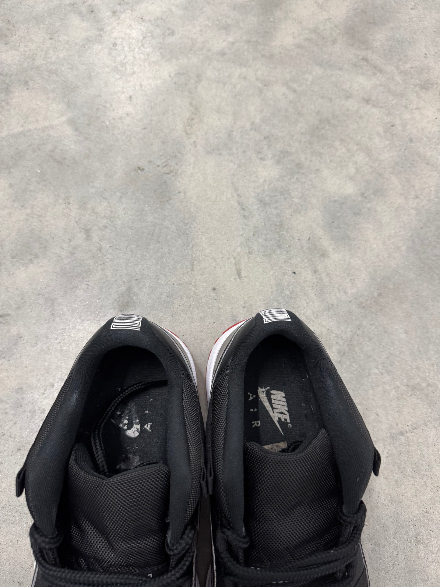 JORDAN 11 LOW “ Bred “