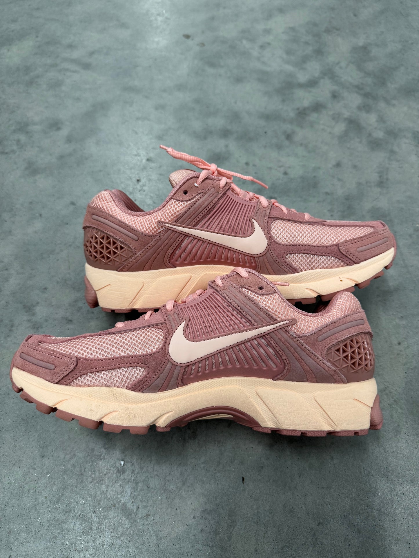 NIKE ZOOM VOMERO 5 “ Stardust “