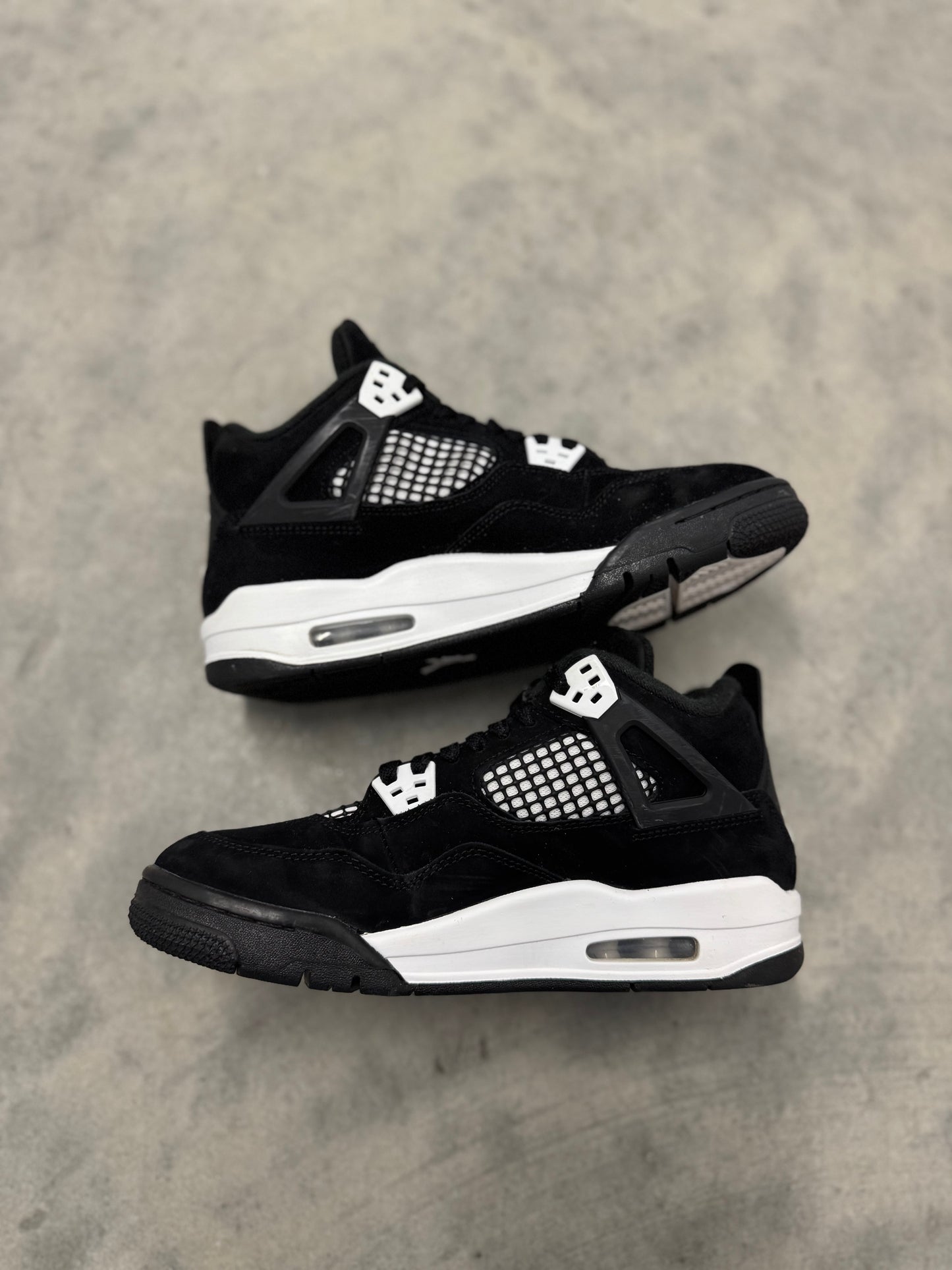 JORDAN 4 “ White Thunder “