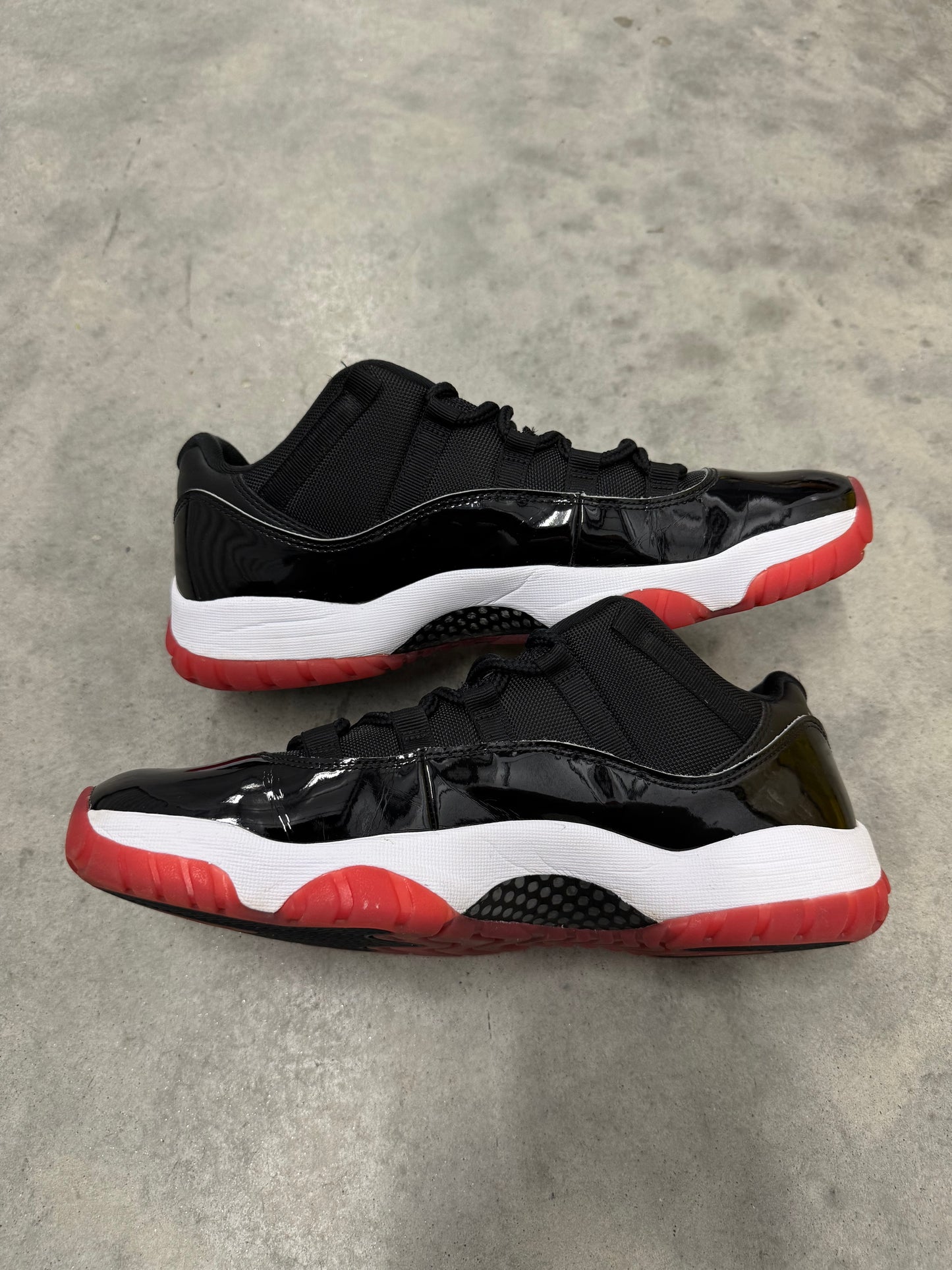 JORDAN 11 LOW “ Bred “