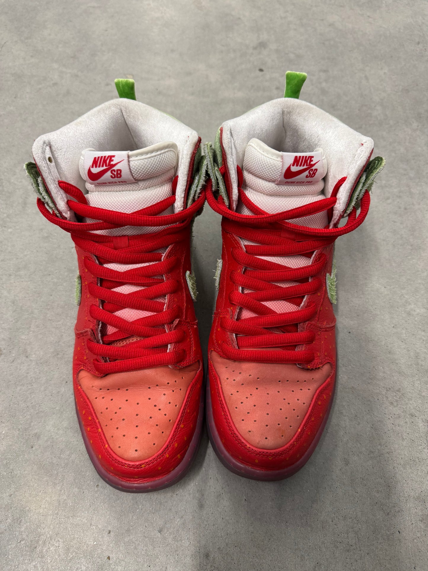 NIKE DUNK HIGH SB “ Strawberry Cough “