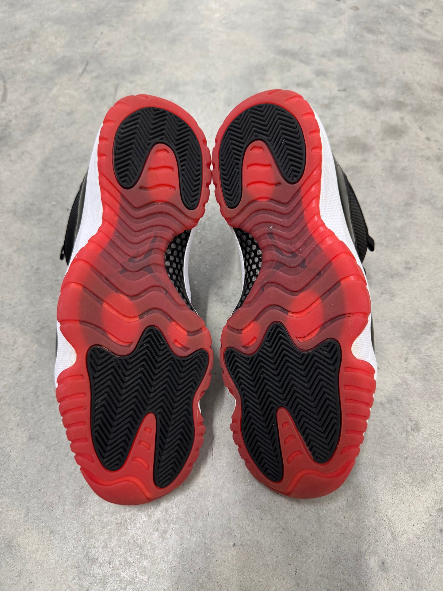 JORDAN 11 LOW “ Bred “