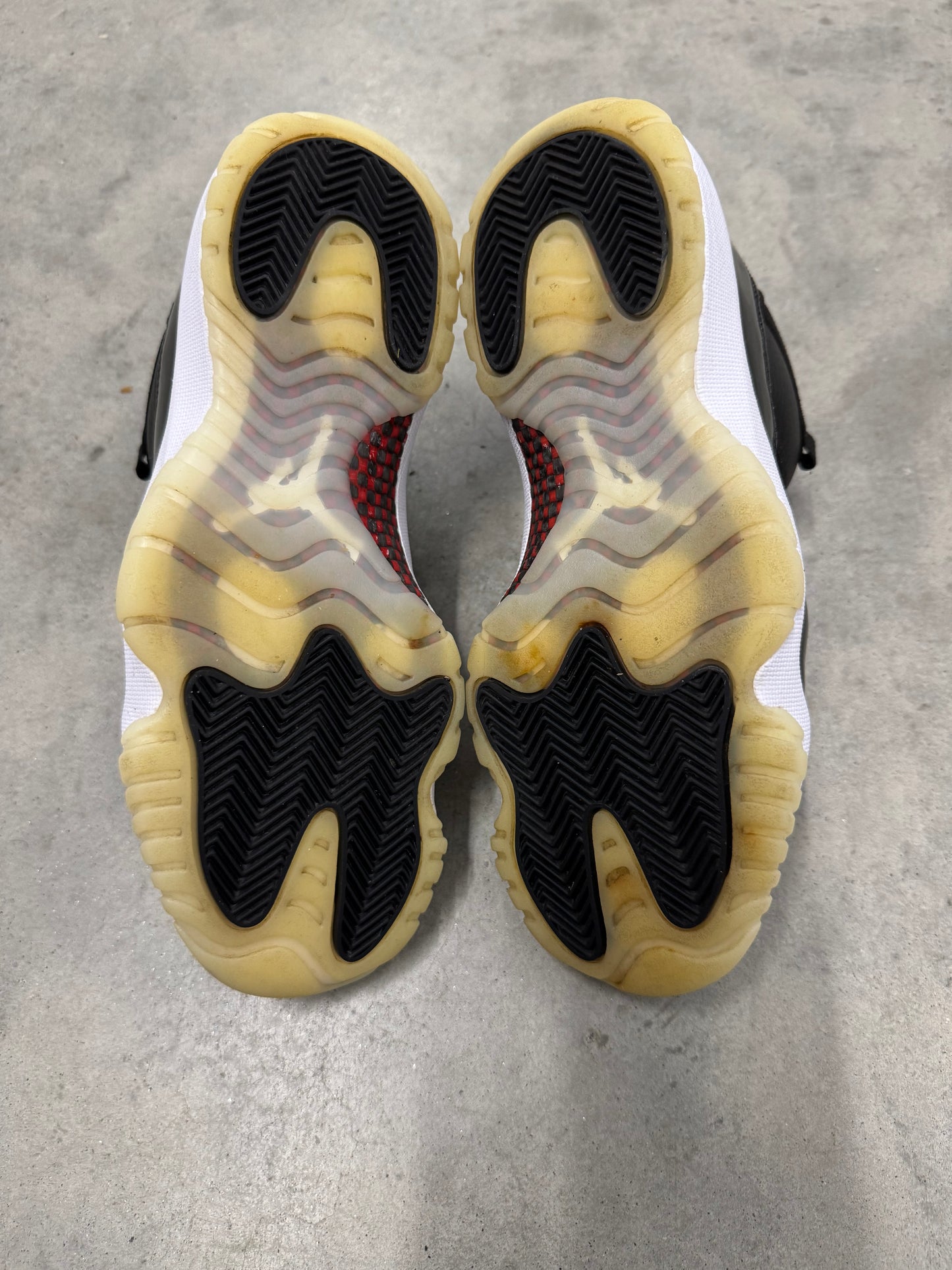 JORDAN 11 LOW “ 72-10 “