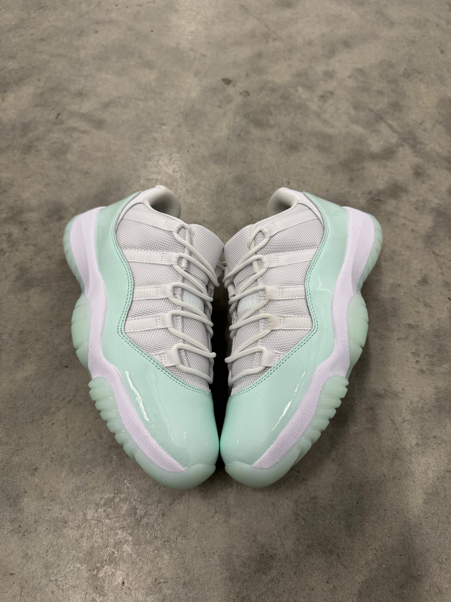 JORDAN 11 LOW “ Igloo “