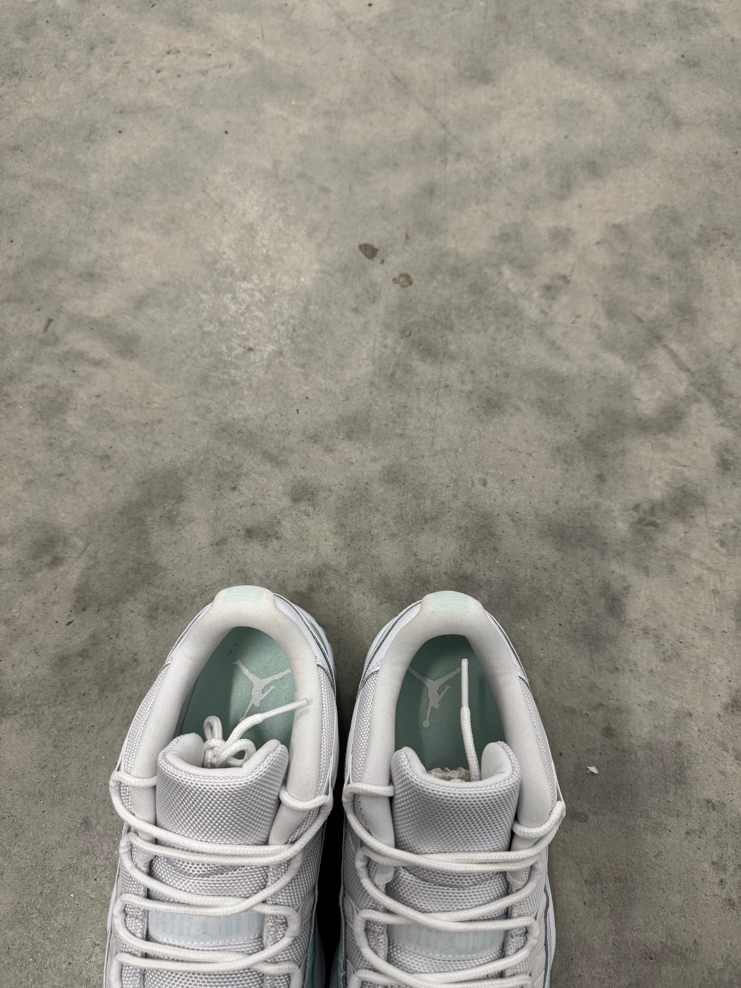 JORDAN 11 LOW “ Igloo “