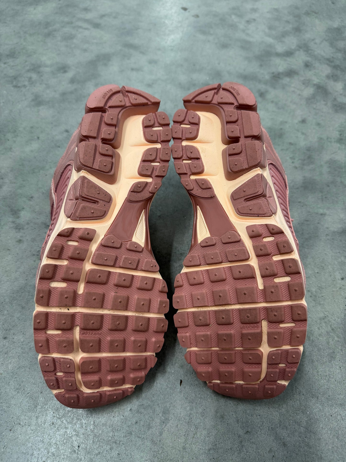NIKE ZOOM VOMERO 5 “ Stardust “