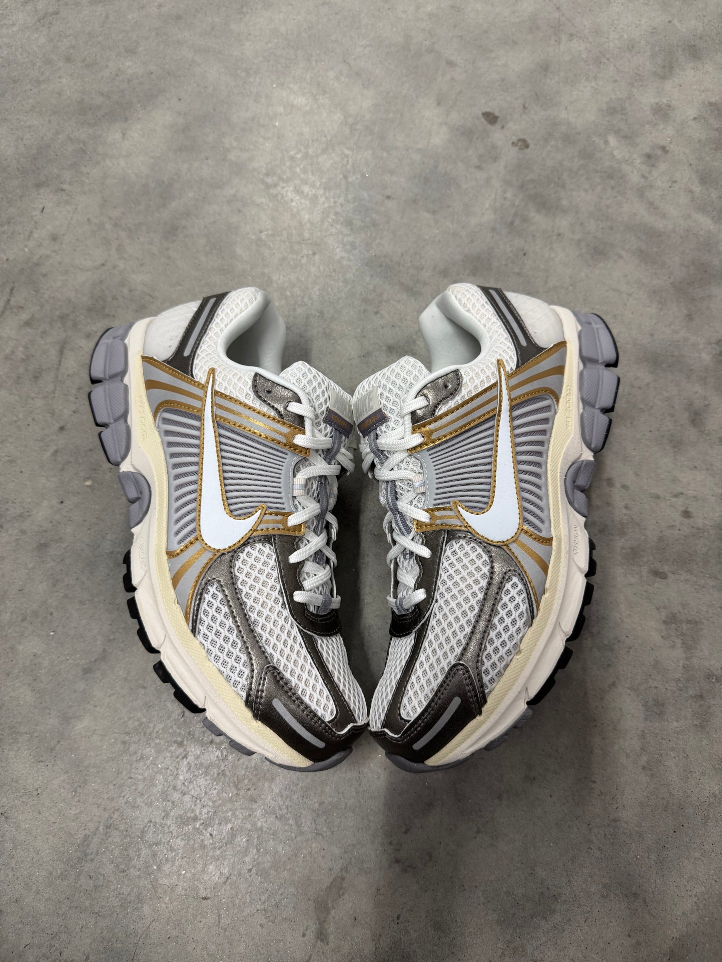 NIKE ZOOM VOMERO 5 “ Metallic Pewter Gold “