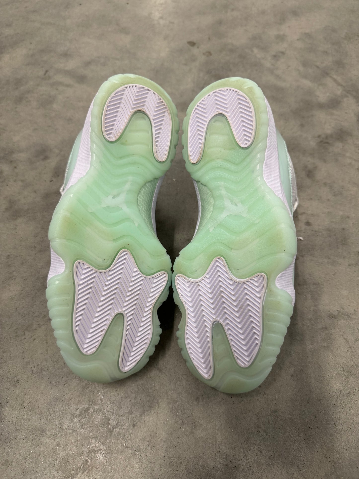 JORDAN 11 LOW “ Igloo “