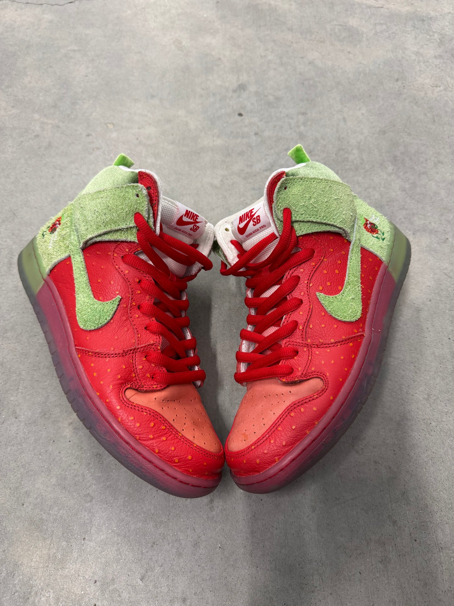 NIKE DUNK HIGH SB “ Strawberry Cough “