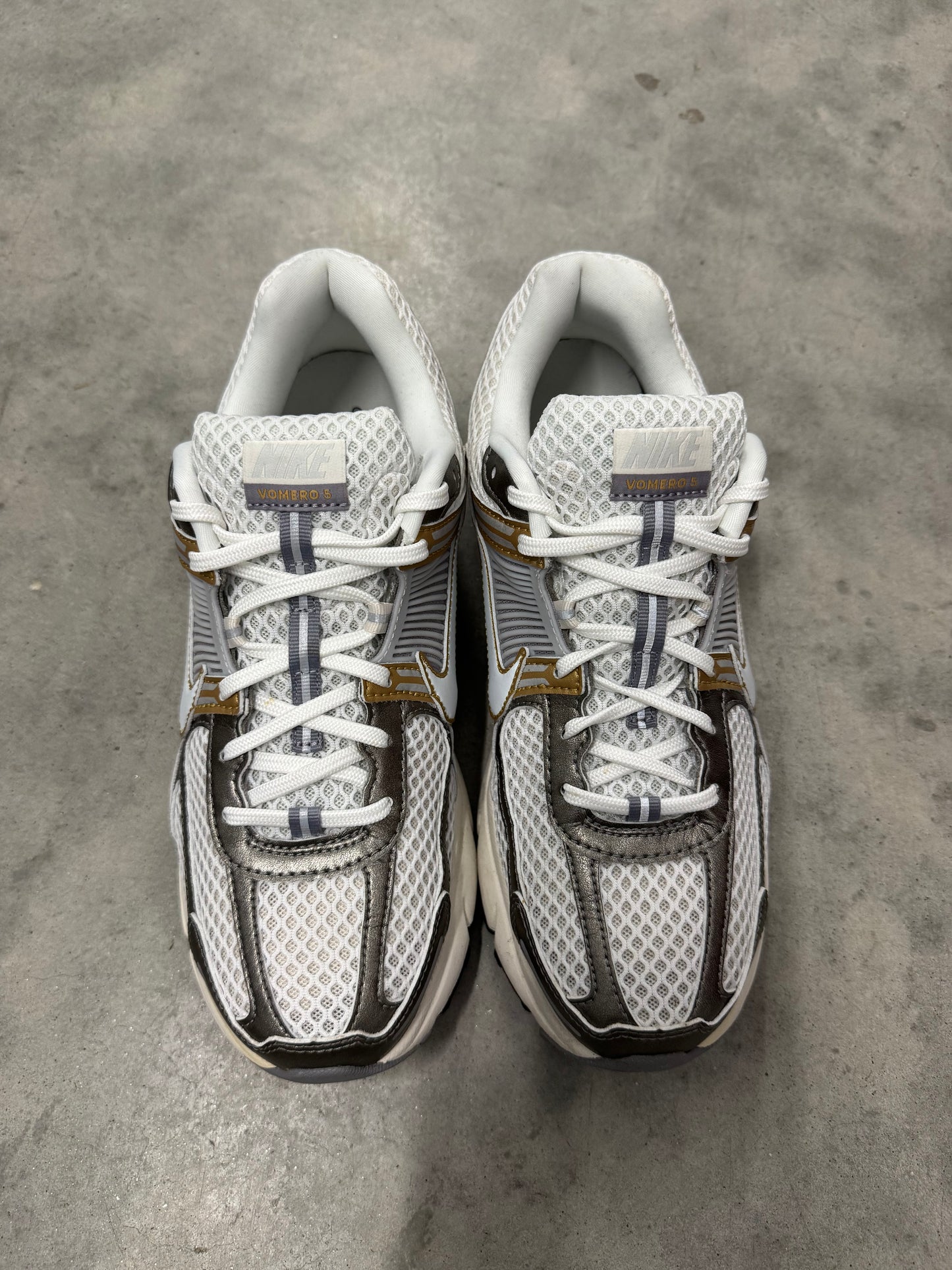 NIKE ZOOM VOMERO 5 “ Metallic Pewter Gold “