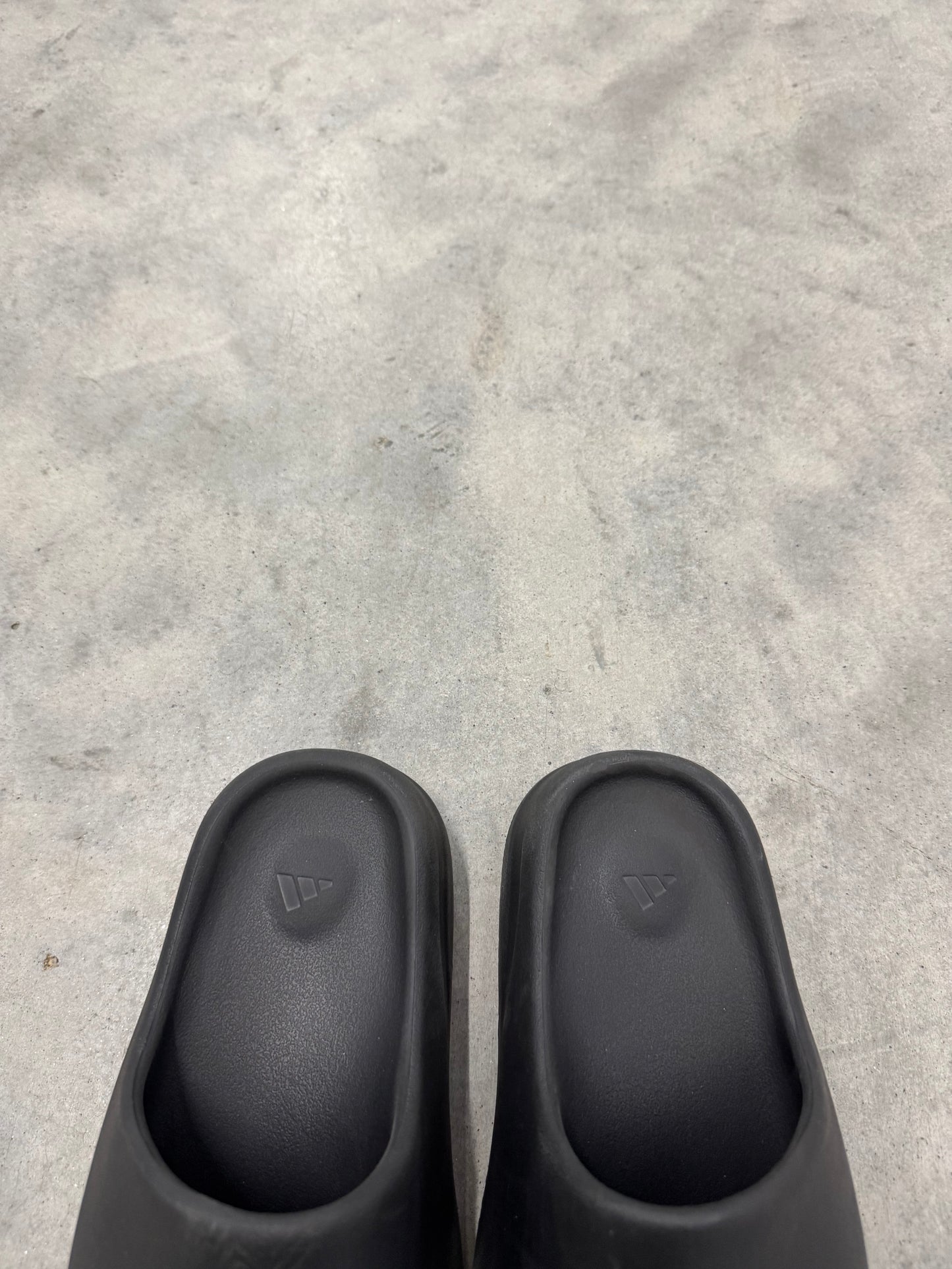 YEEZY SLIDE “ Dark Onyx “