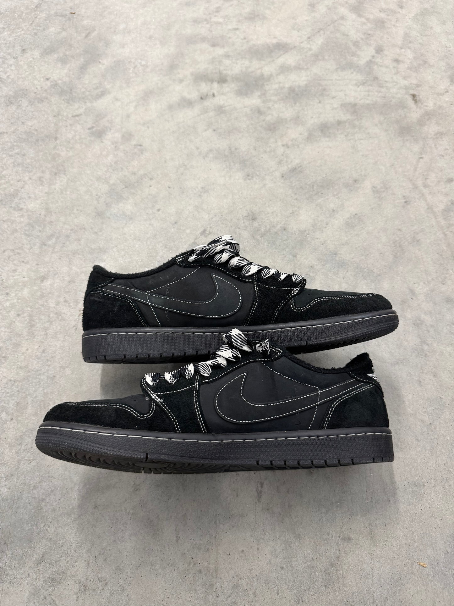 TRAVIS SCOTT JORDAN 1 LOW “ Black Phantom “