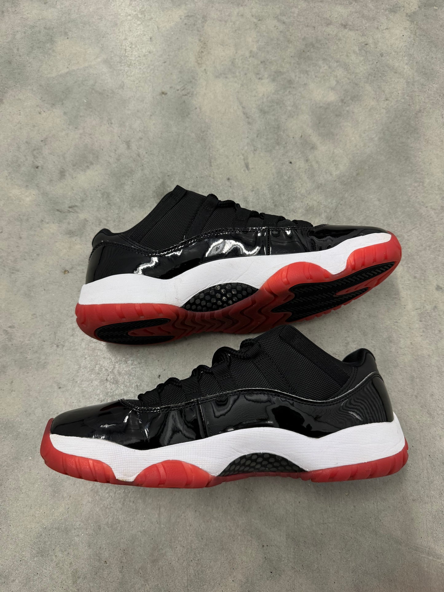 JORDAN 11 LOW “ Bred “