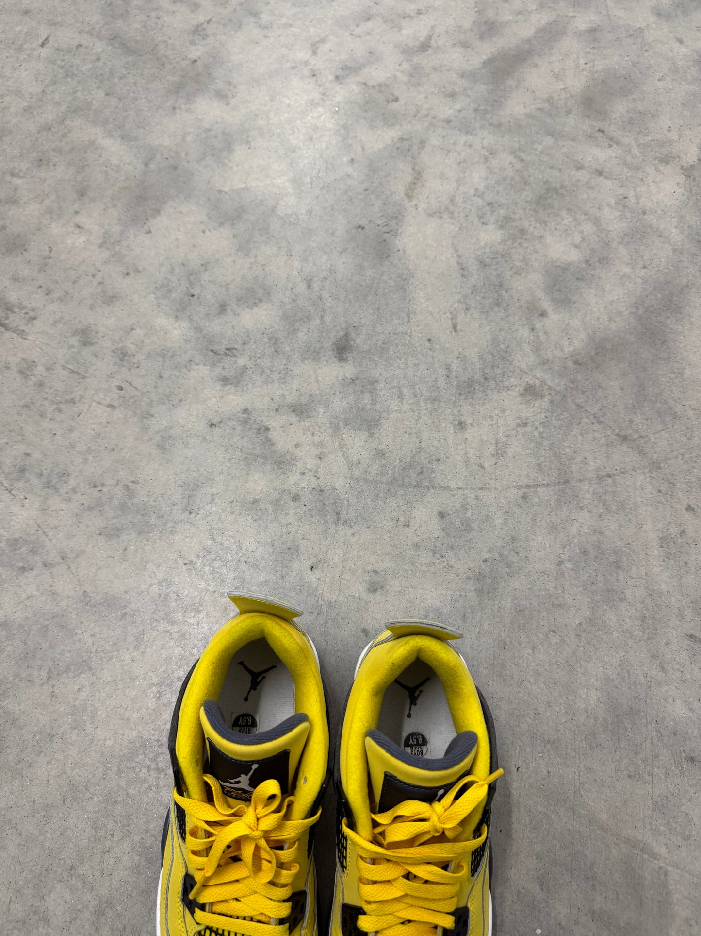 JORDAN 4 “ Lighting “