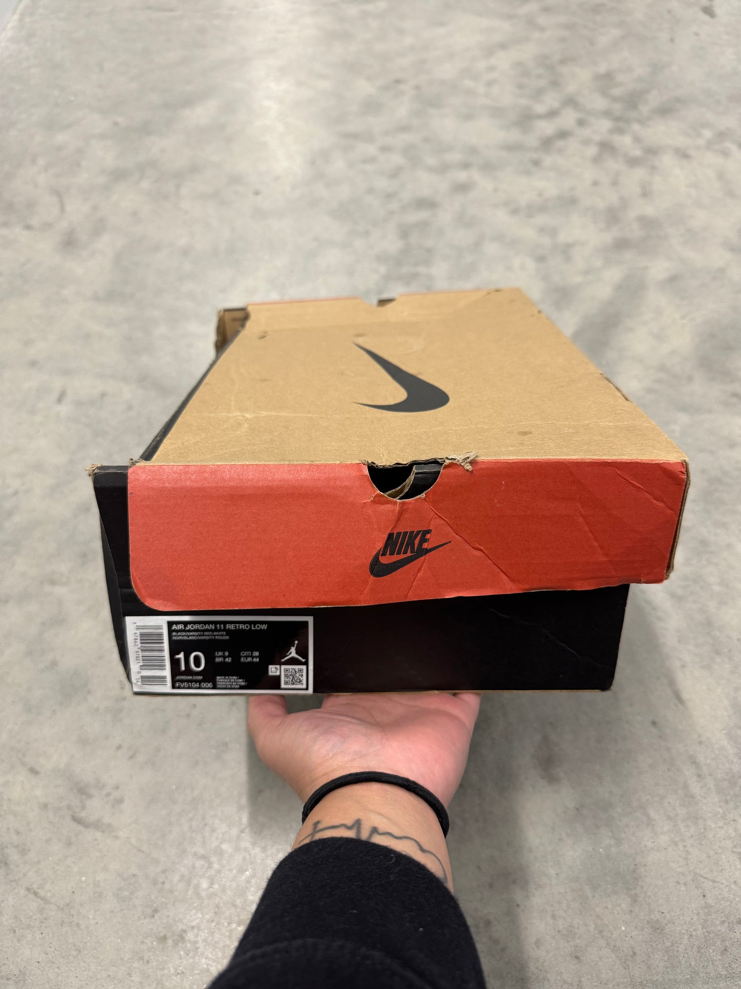 JORDAN 11 LOW “ Bred “