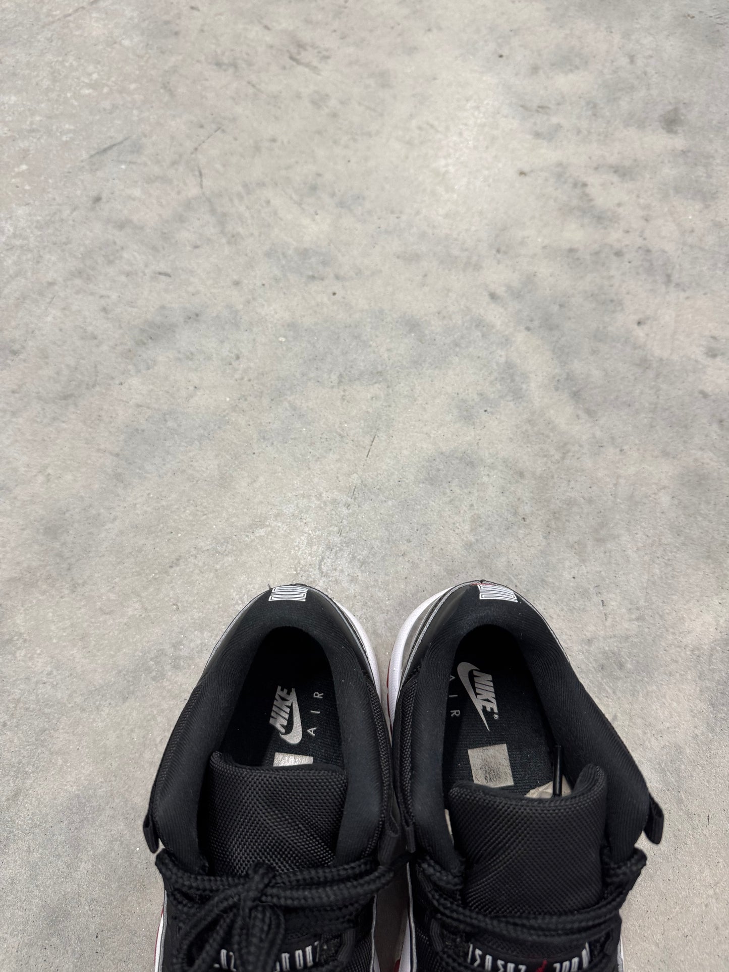 JORDAN 11 LOW “ Bred “
