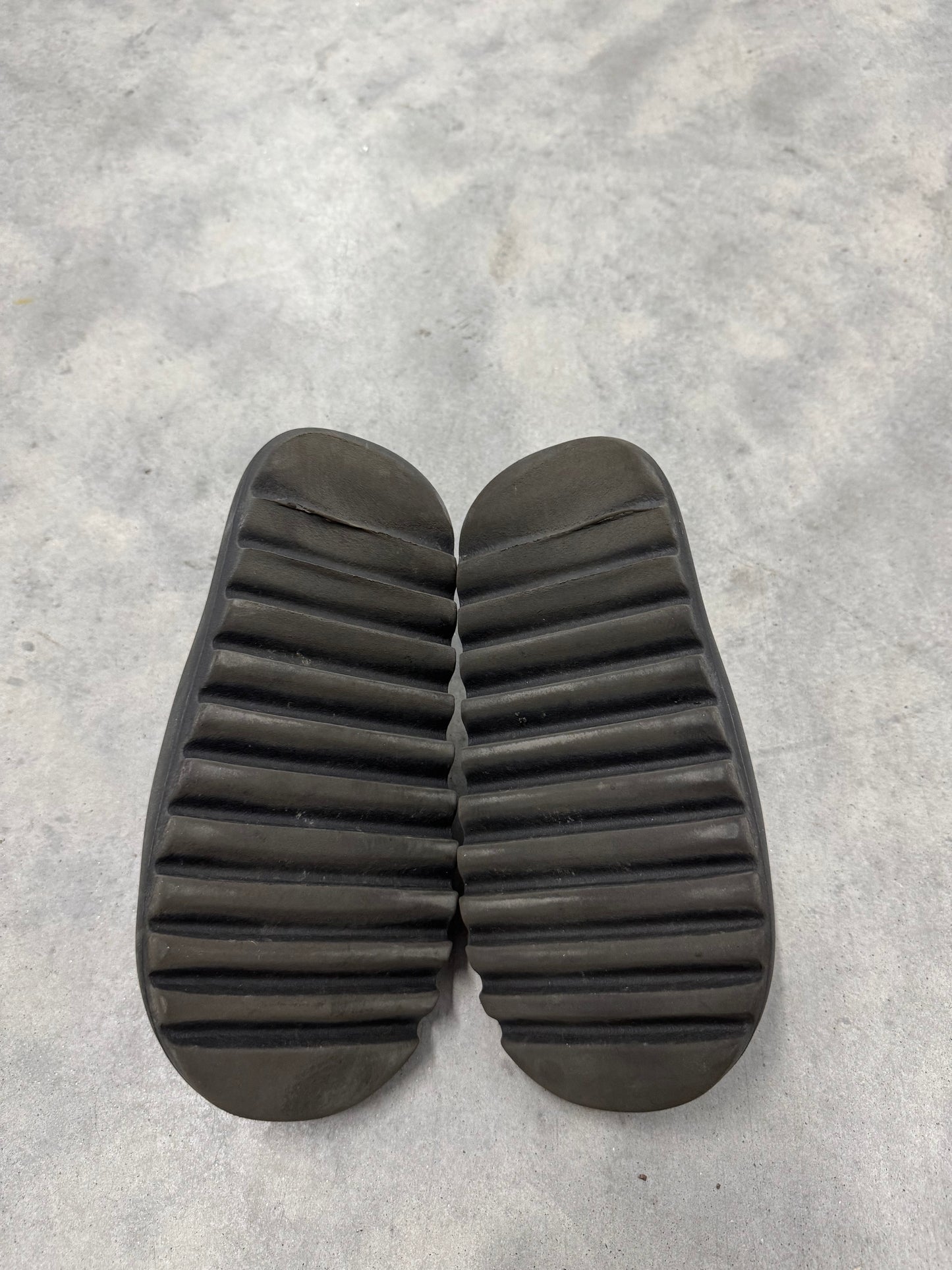 YEEZY SLIDE “ Dark Onyx “
