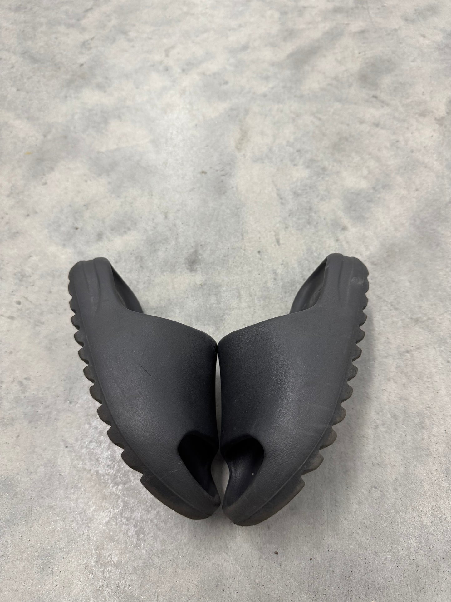 YEEZY SLIDE “ Dark Onyx “