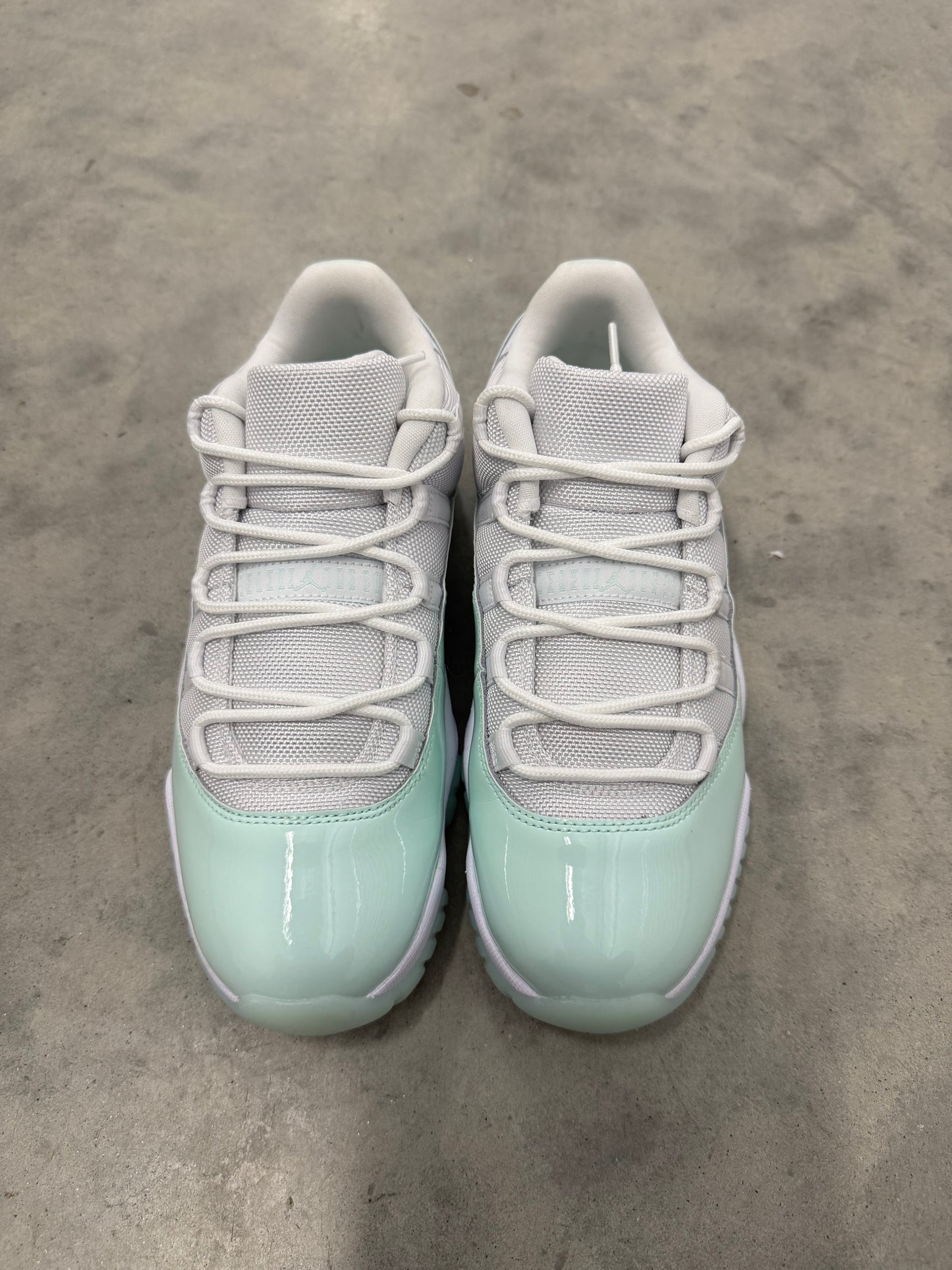 JORDAN 11 LOW “ Igloo “