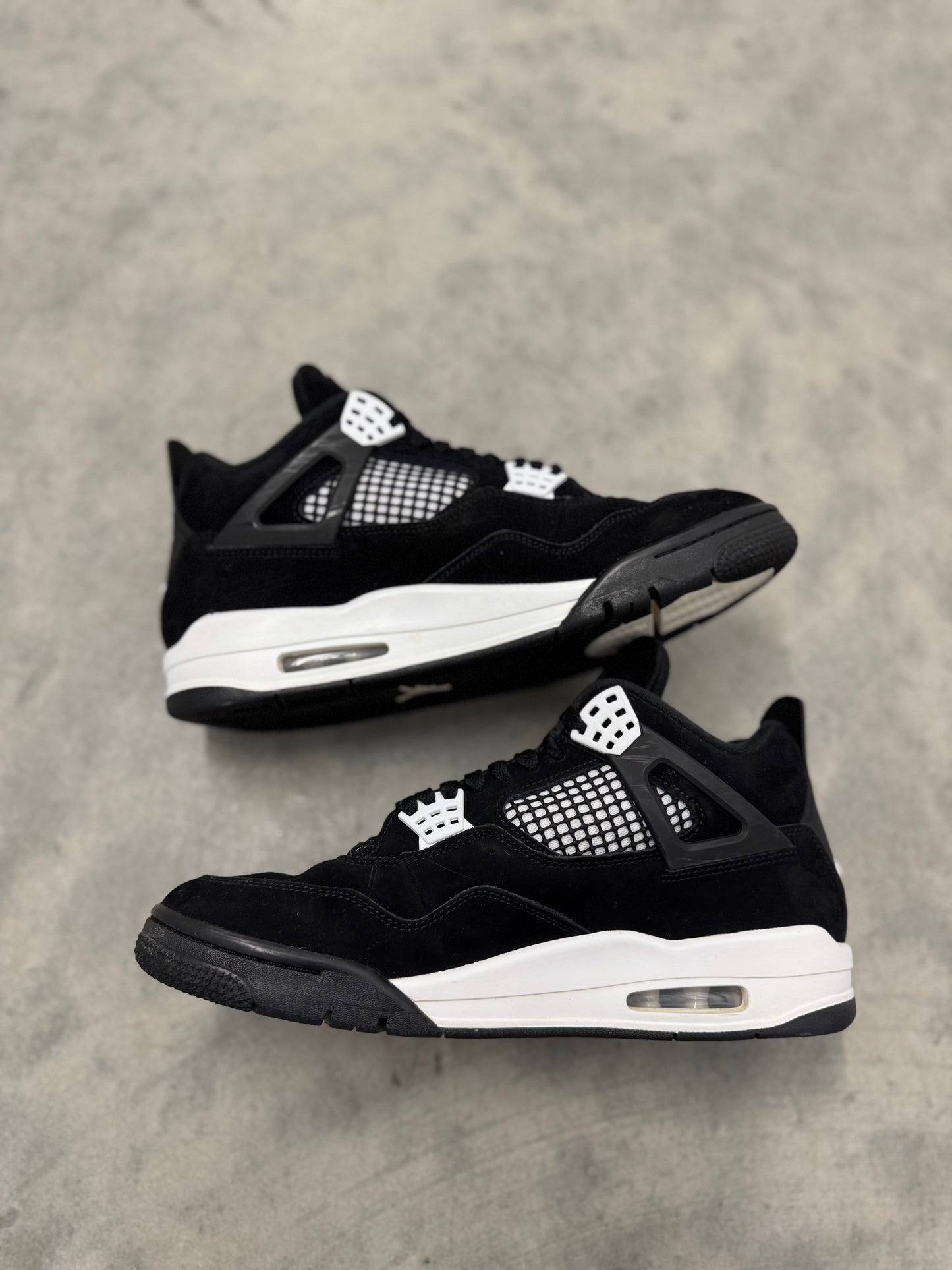 JORDAN 4 “ White Thunder “