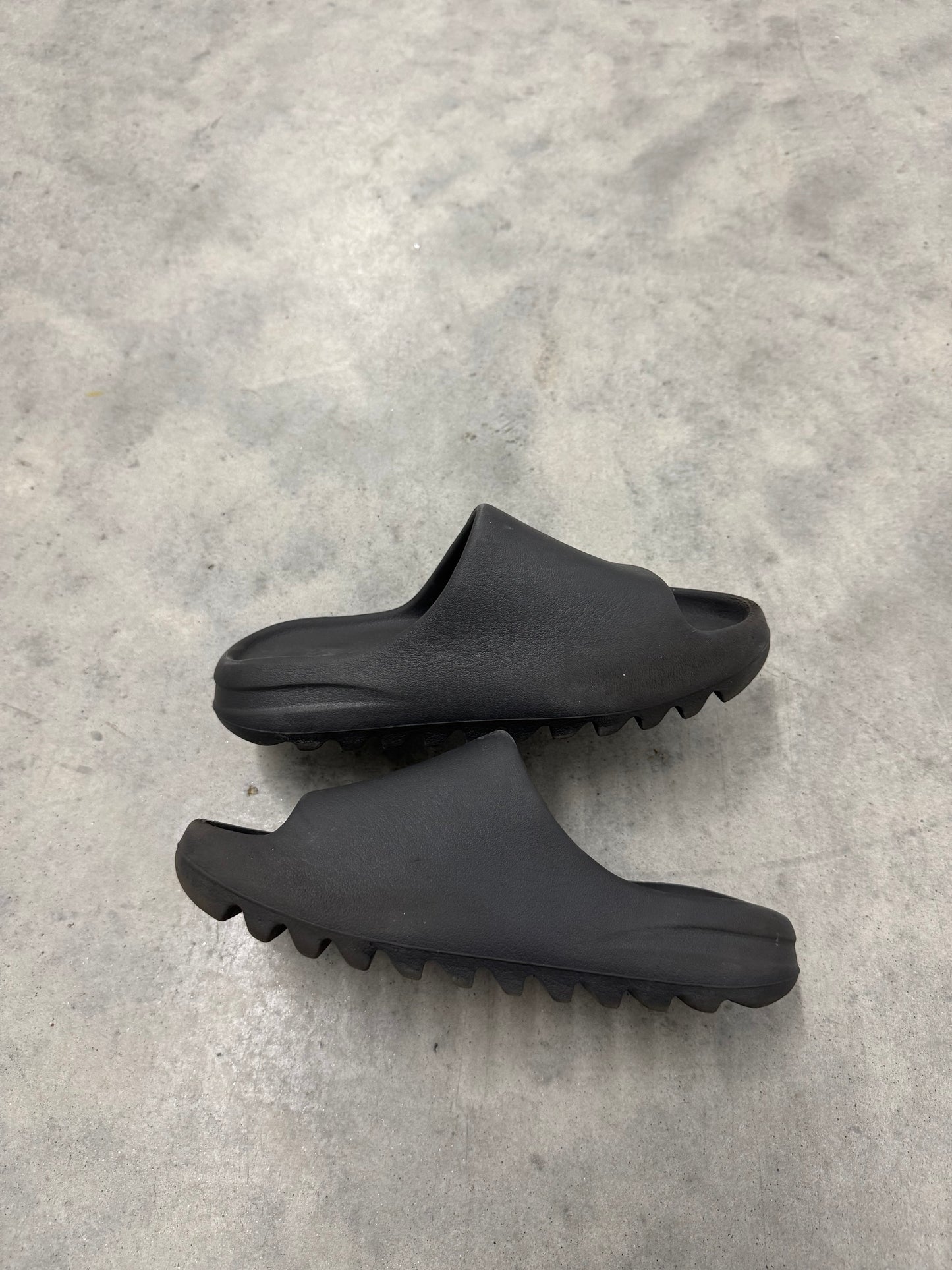 YEEZY SLIDE “ Dark Onyx “