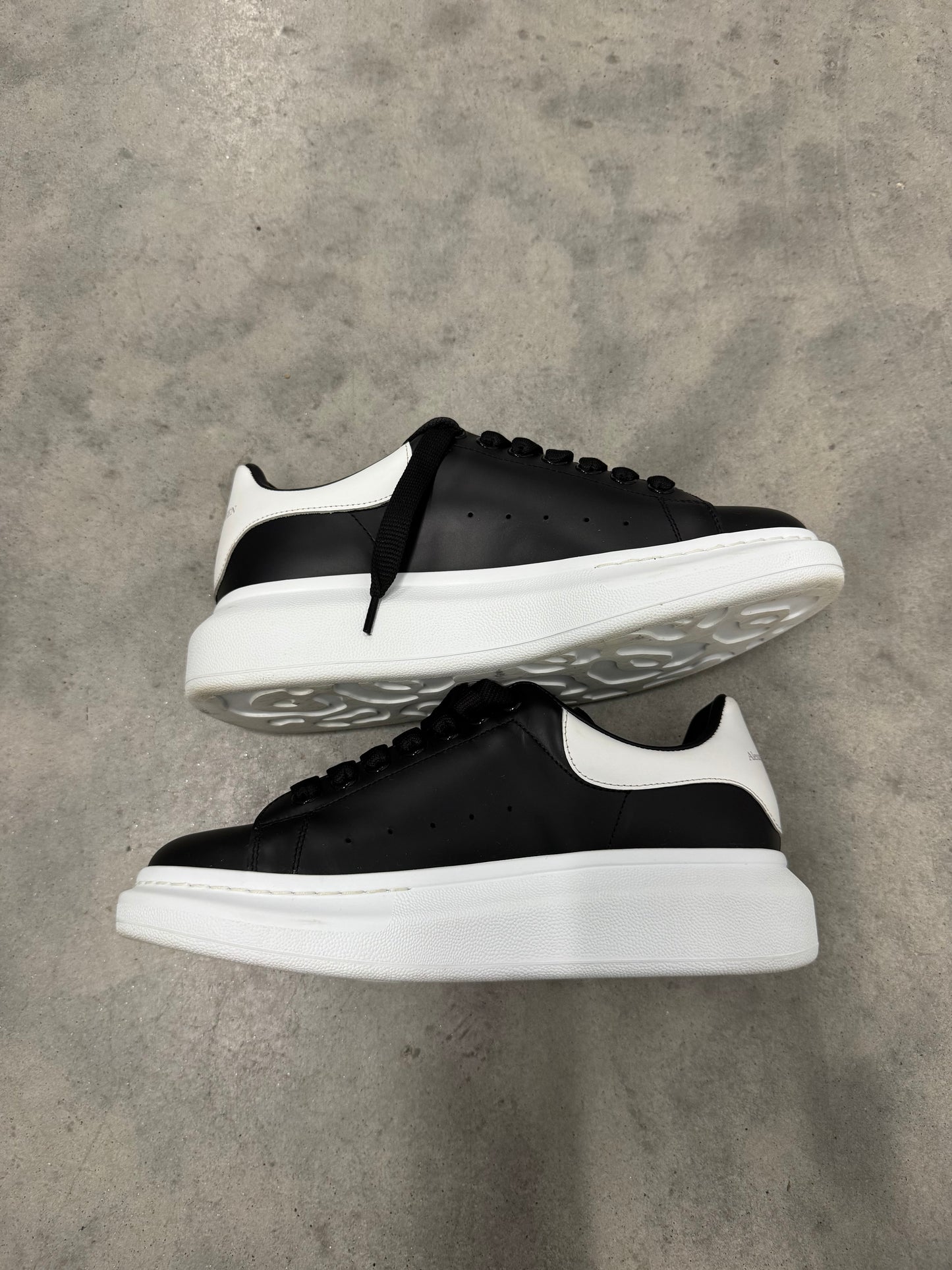 ALEXANDER MCQUEEN OVERSIZED SNEAKER “ Black White “