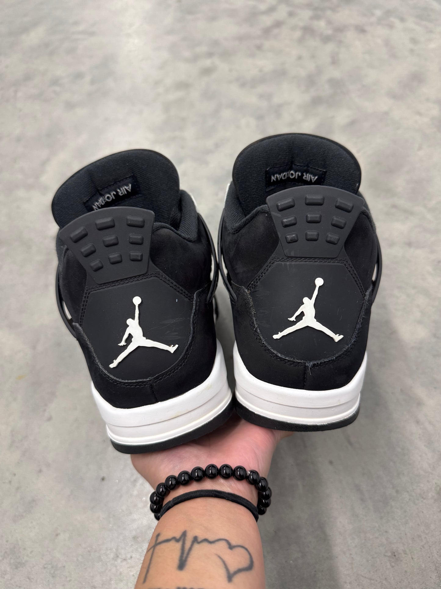 JORDAN 4 “ White Thunder “