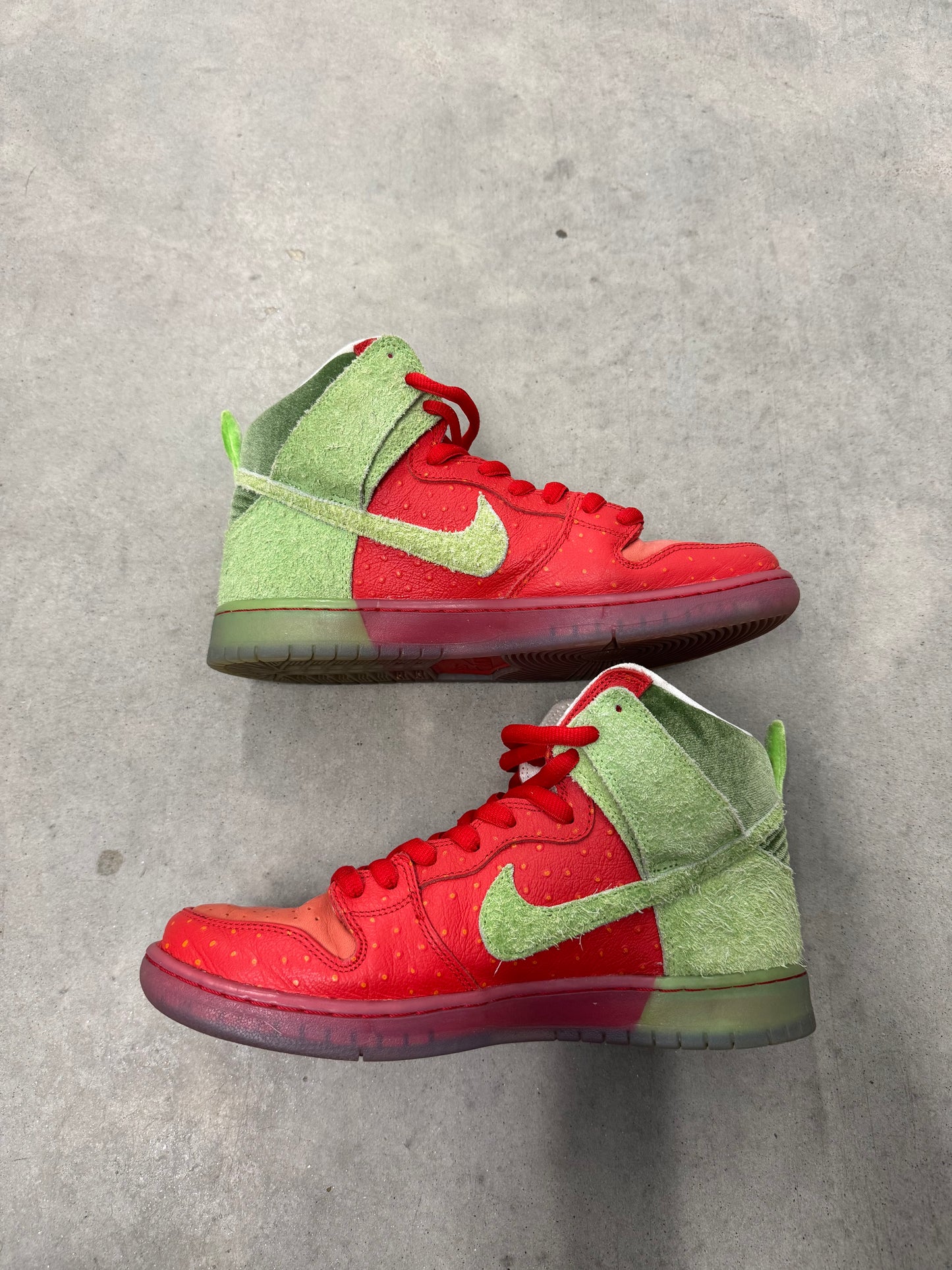 NIKE DUNK HIGH SB “ Strawberry Cough “