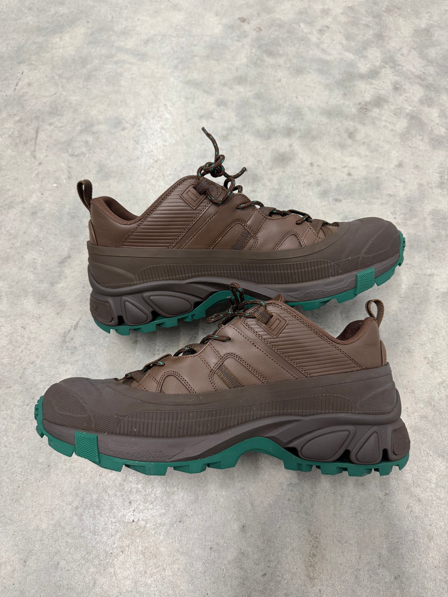 BURBERRY ARTHUR “ Dark Mocha “