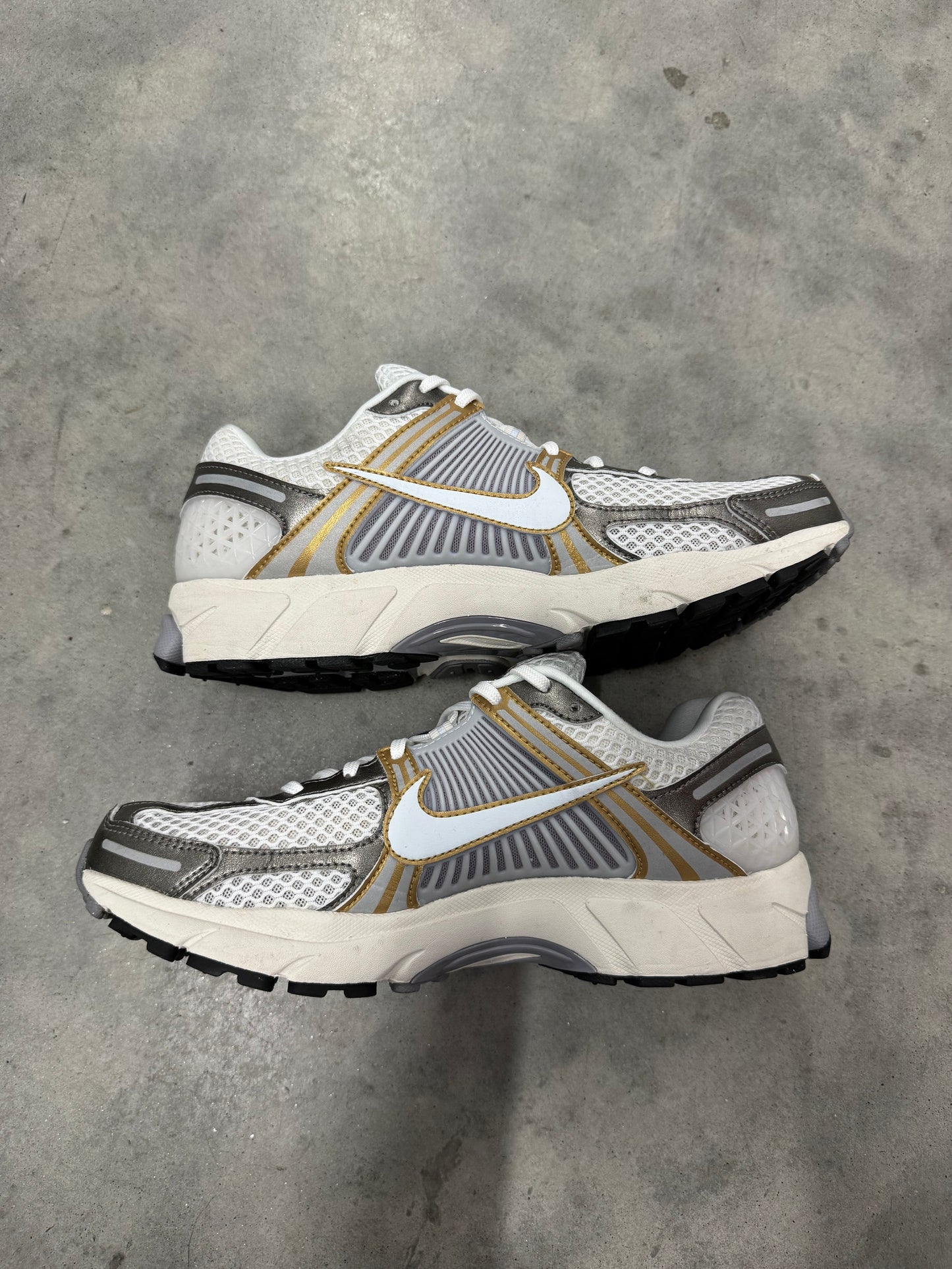 NIKE ZOOM VOMERO 5 “ Metallic Pewter Gold “