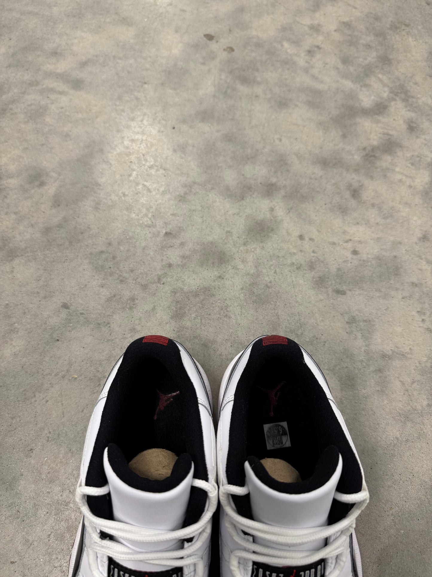 JORDAN 11 LOW “ Concord Bred “