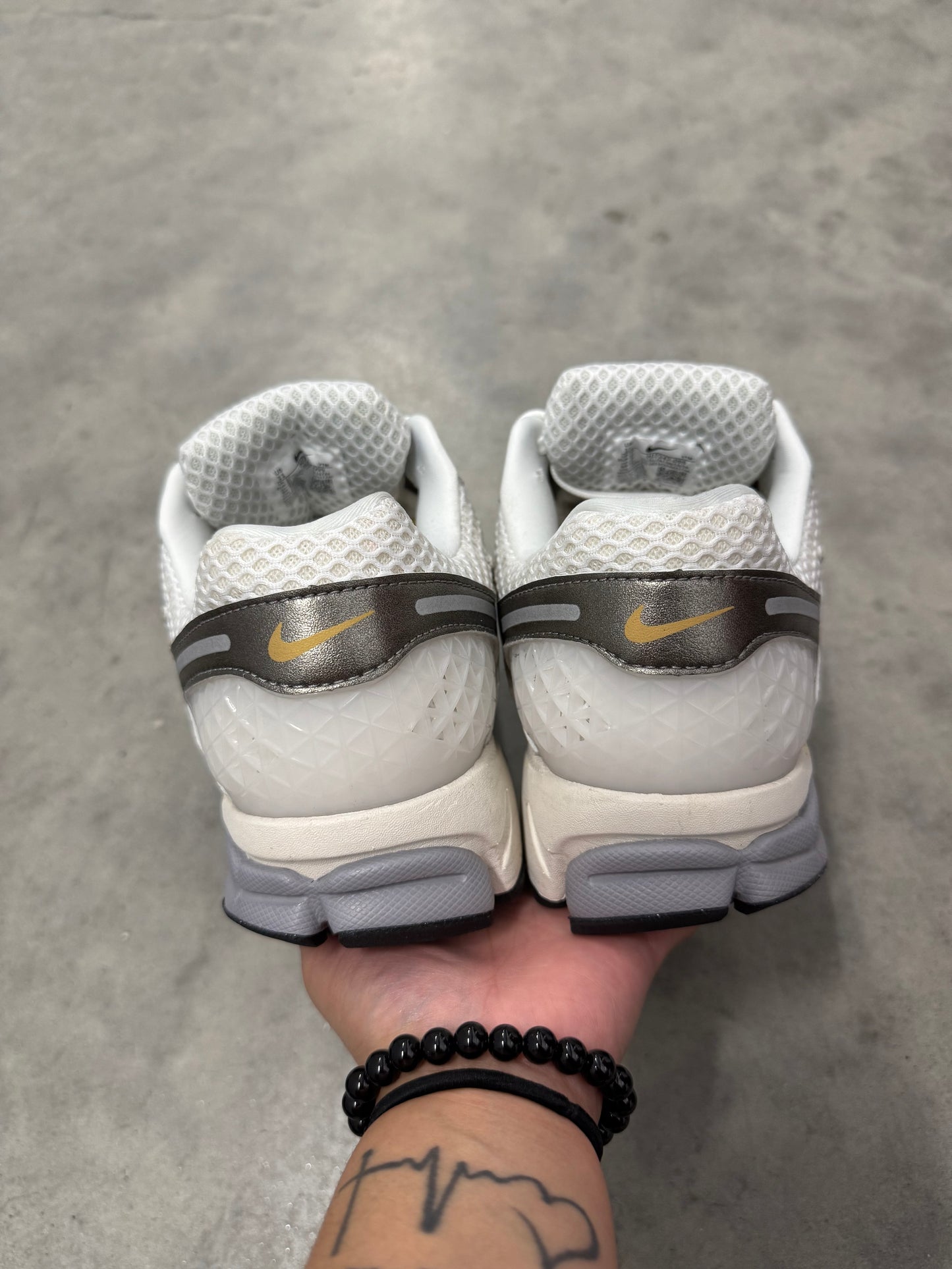 NIKE ZOOM VOMERO 5 “ Metallic Pewter Gold “