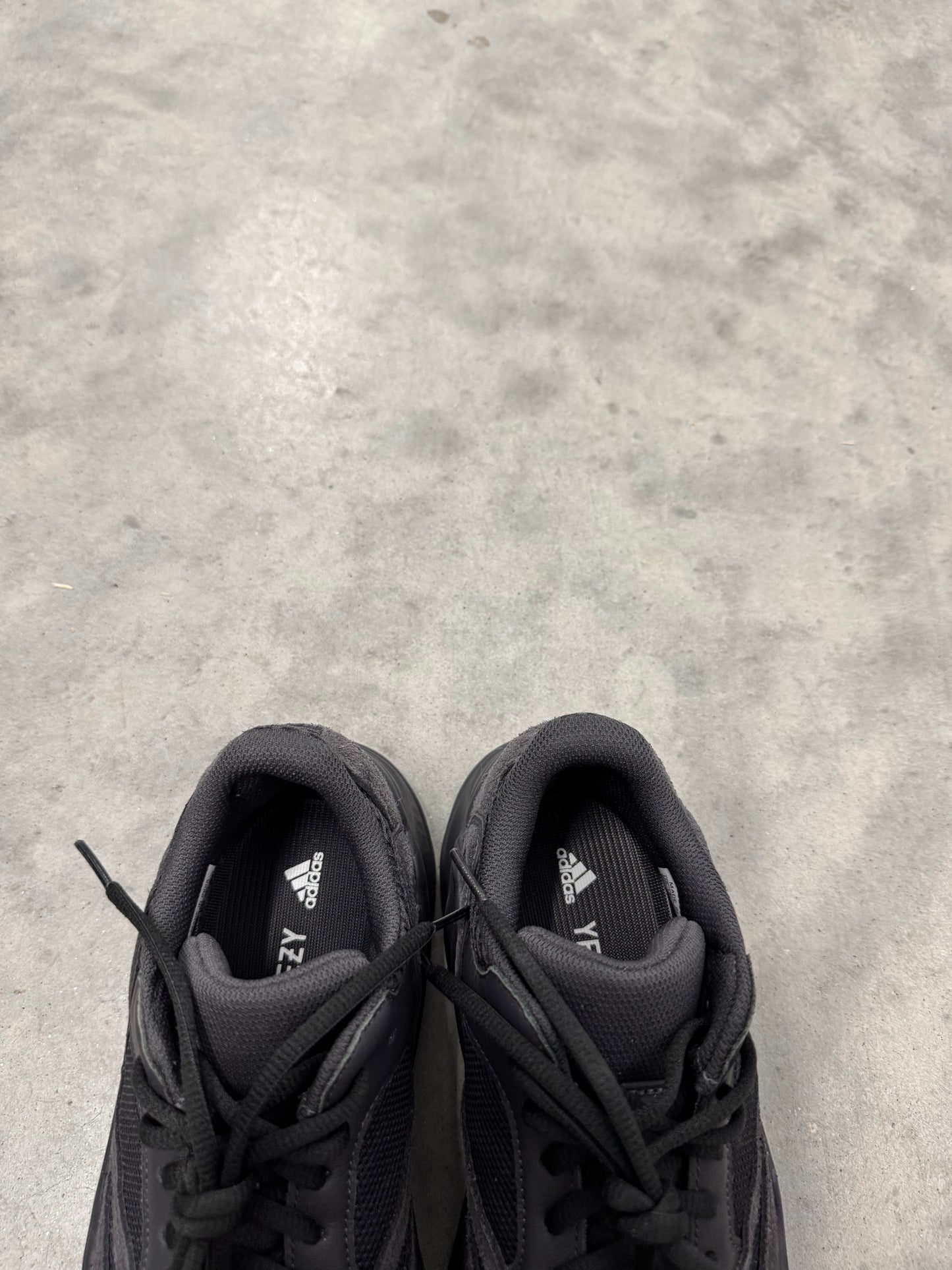 ADIDAS YEEZY BOOST 700 “ Utility Black “