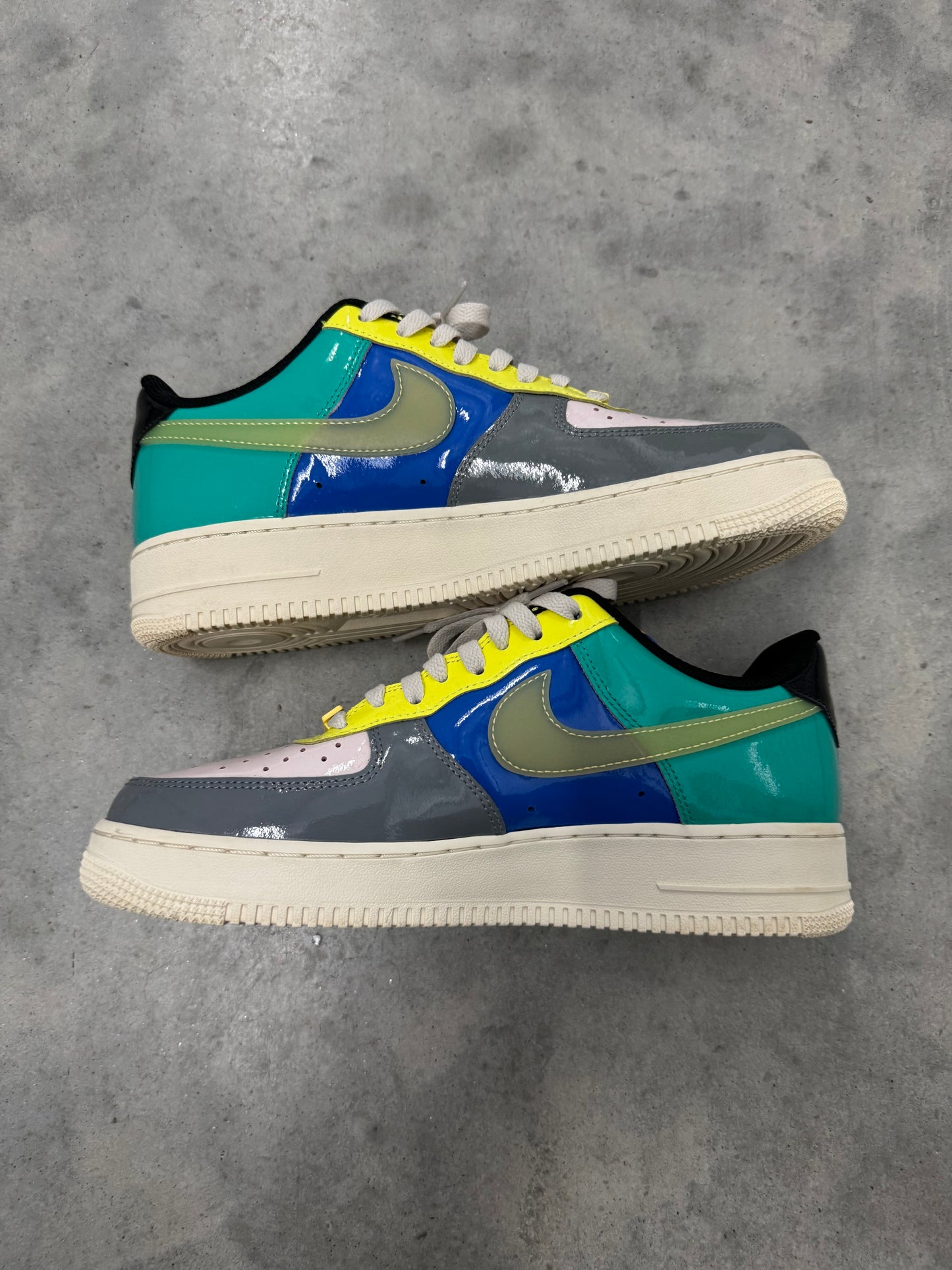 UNDEFEATED AIR FORCE 1 LOW “ Community “