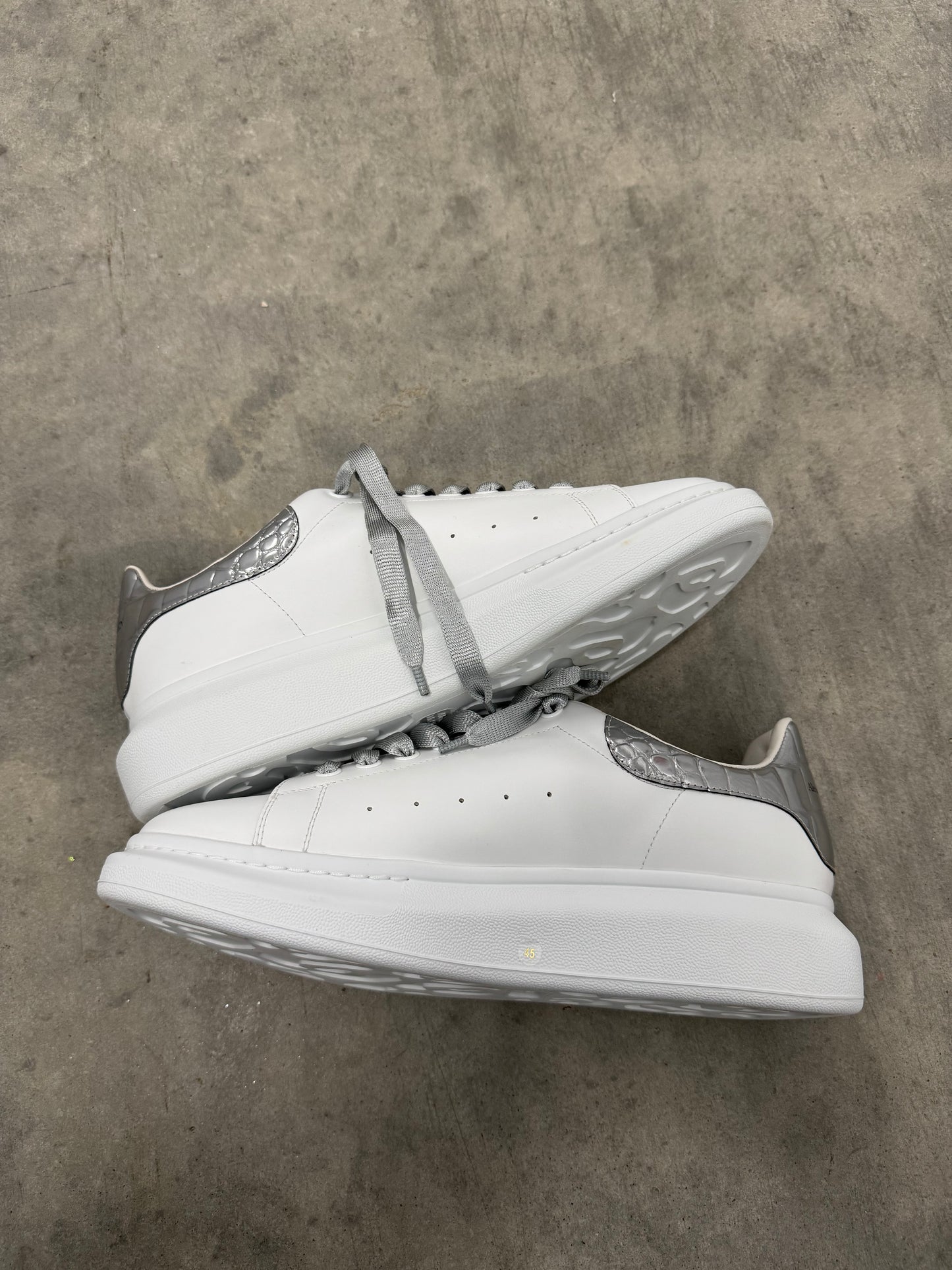 ALEXANDER MCQUEEN OVERSIZED SNEAKER “ White Silver “