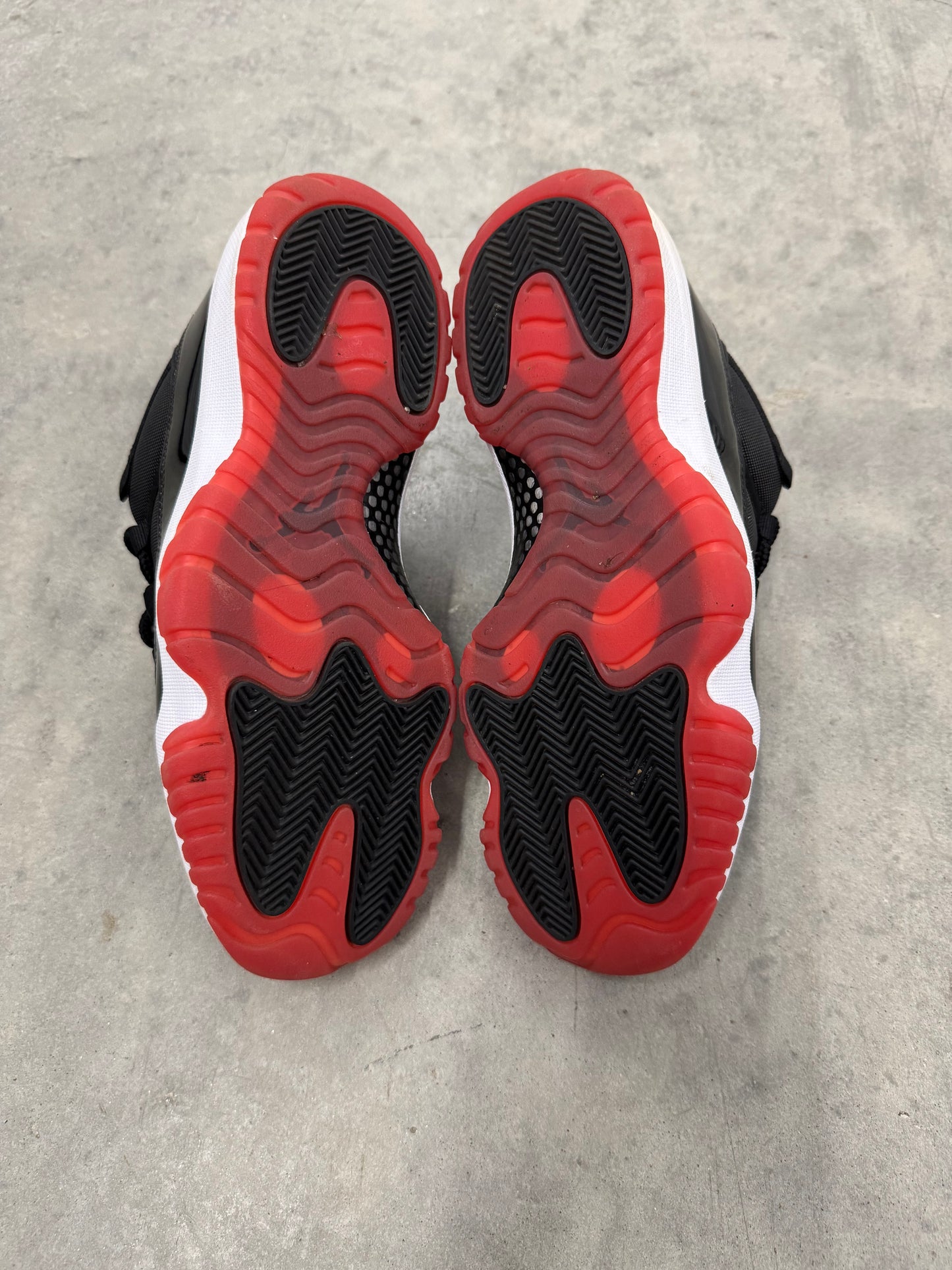 JORDAN 11 LOW “ Bred “