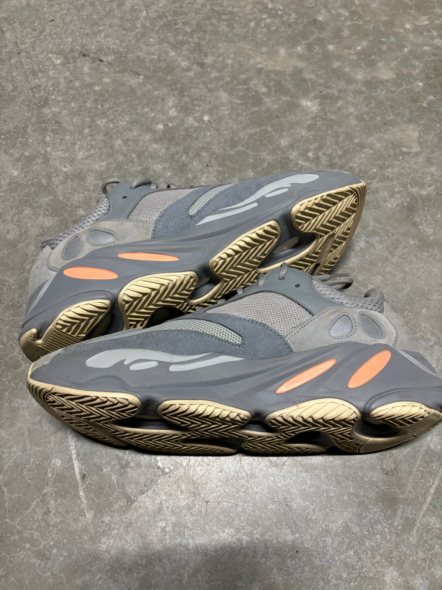 YEEZY 700 “ inertia “