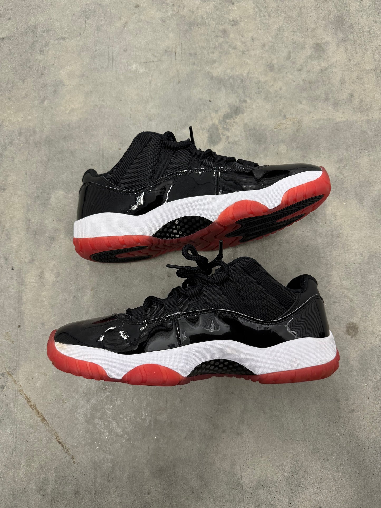JORDAN 11 LOW “ Bred “