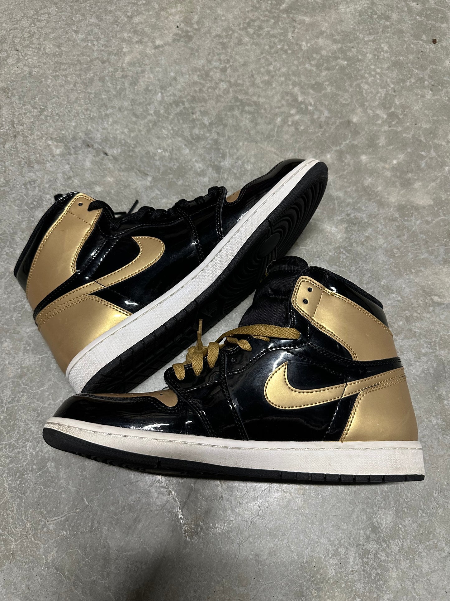 JORDAN 1 “ gold toe “