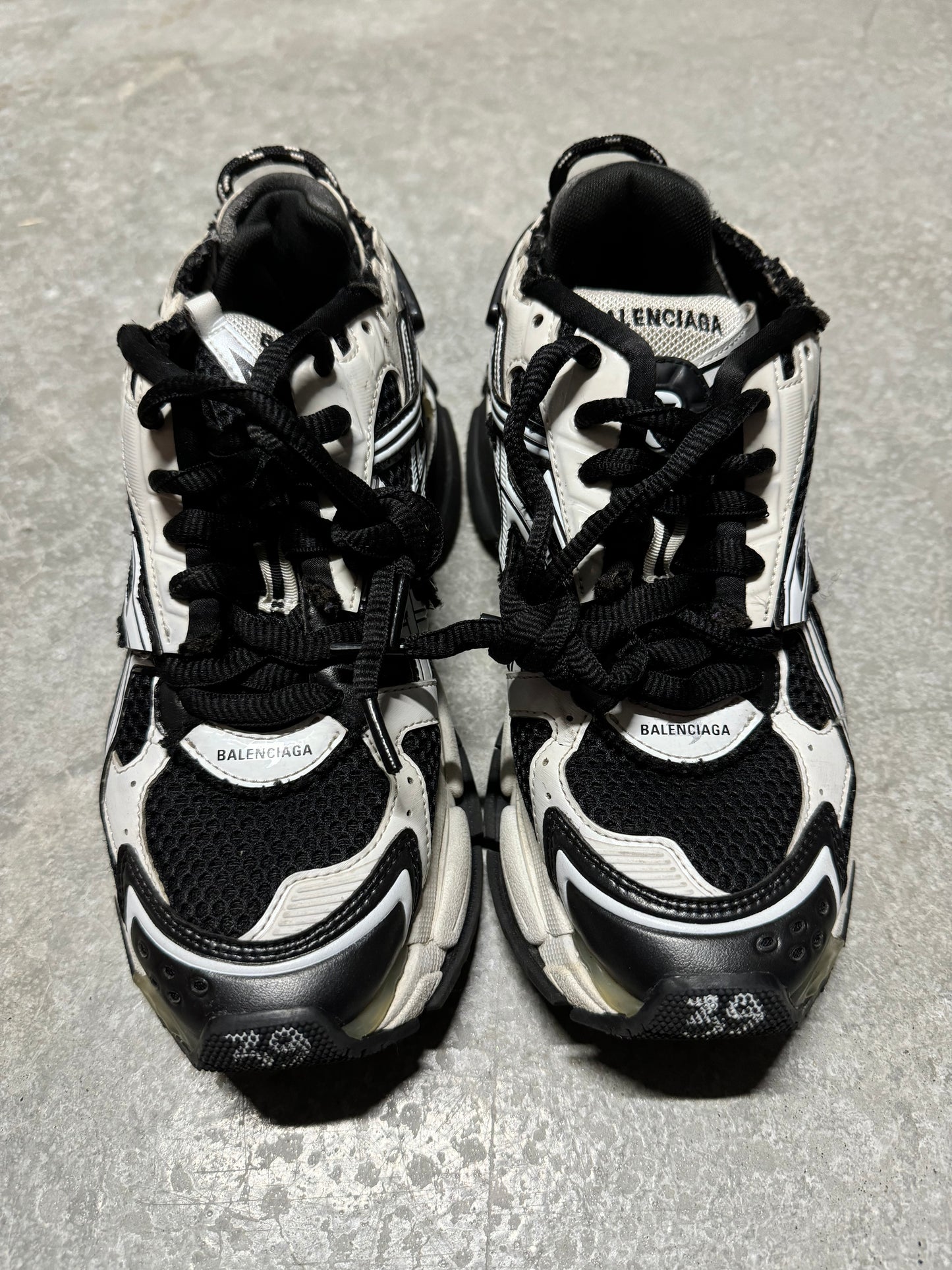 BALENCIAGA RUNNER ( black , white )