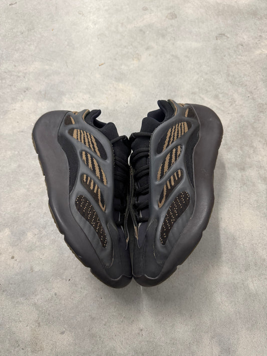 YEEZY 700 “ Clay Brown “