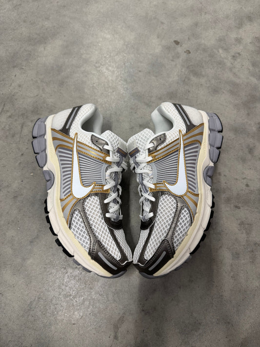 NIKE ZOOM VOMERO 5 “ Metallic Pewter Gold “