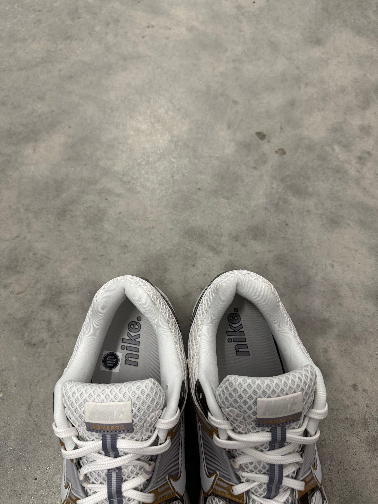 NIKE ZOOM VOMERO 5 “ Metallic Pewter Gold “
